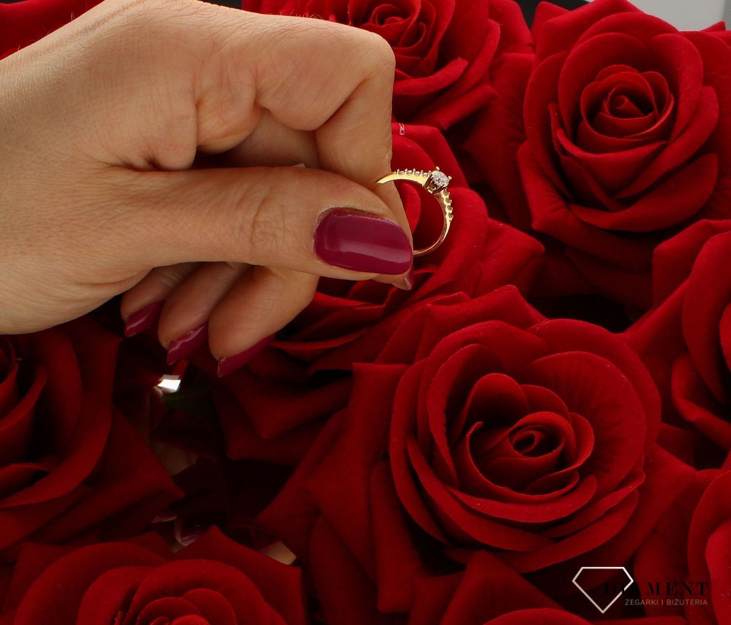 Złoty pierścionek 585 z cyrkoniami zaręczynowy DIA-PRS-6034-585.  Złoty pierścionek prosty ozdobiony wystającą cyrkonią. Piękny pierścionek wykonany z wysokiej jakości złota próby 585. Ponadczasowy wzór inspirowany ikonami s (4).jpg