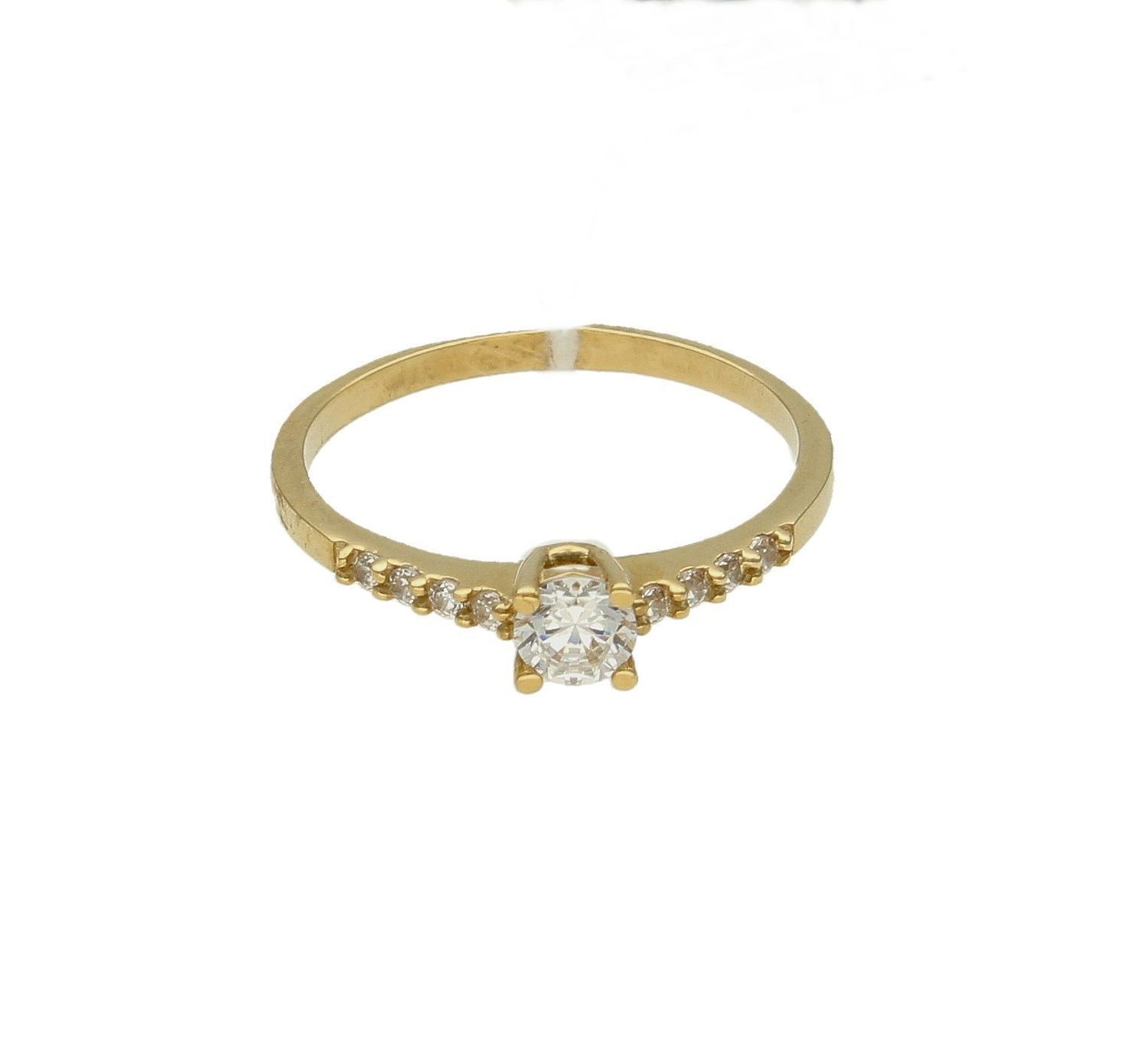 Złoty pierścionek 585 z cyrkoniami zaręczynowy DIA-PRS-6034-585.  Złoty pierścionek prosty ozdobiony wystającą cyrkonią. Piękny pierścionek wykonany z wysokiej jakości złota próby 585. Ponadczasowy wzór inspirowany ikonami s (4).jpg