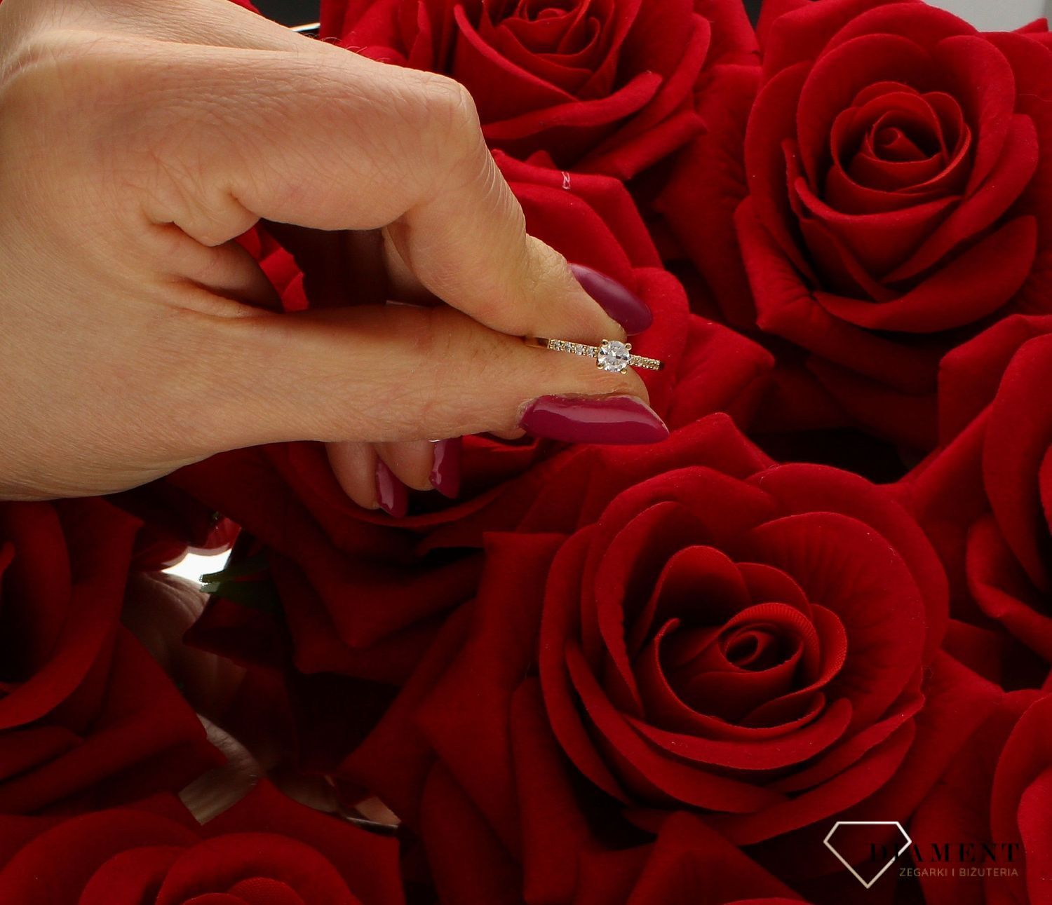 Złoty pierścionek 585 z cyrkoniami zaręczynowy DIA-PRS-6034-585.  Złoty pierścionek prosty ozdobiony wystającą cyrkonią. Piękny pierścionek wykonany z wysokiej jakości złota próby 585. Ponadczasowy wzór inspirowany ikonami s (4).jpg