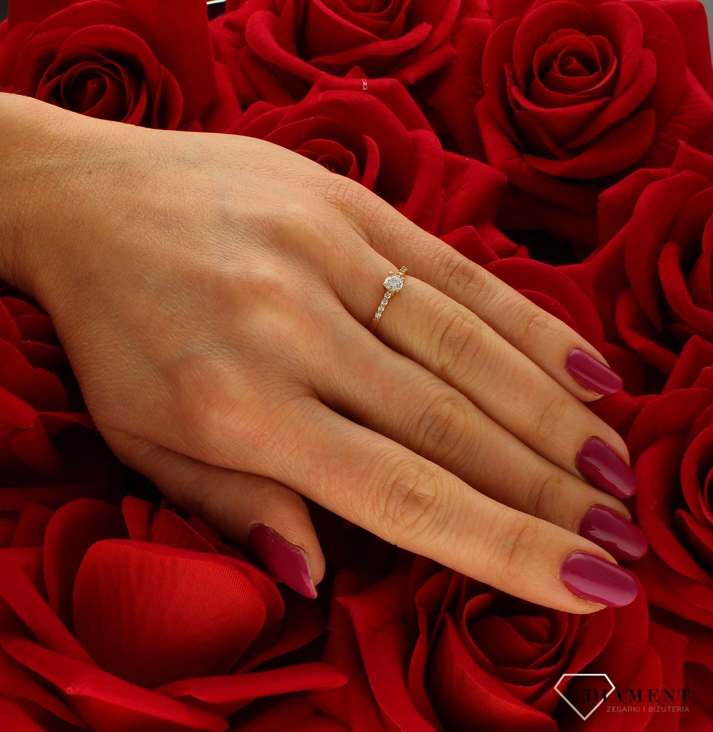 Złoty pierścionek 585 z cyrkoniami zaręczynowy DIA-PRS-6034-585.  Złoty pierścionek prosty ozdobiony wystającą cyrkonią. Piękny pierścionek wykonany z wysokiej jakości złota próby 585. Ponadczasowy wzór inspirowany ikonami s (4).jpg