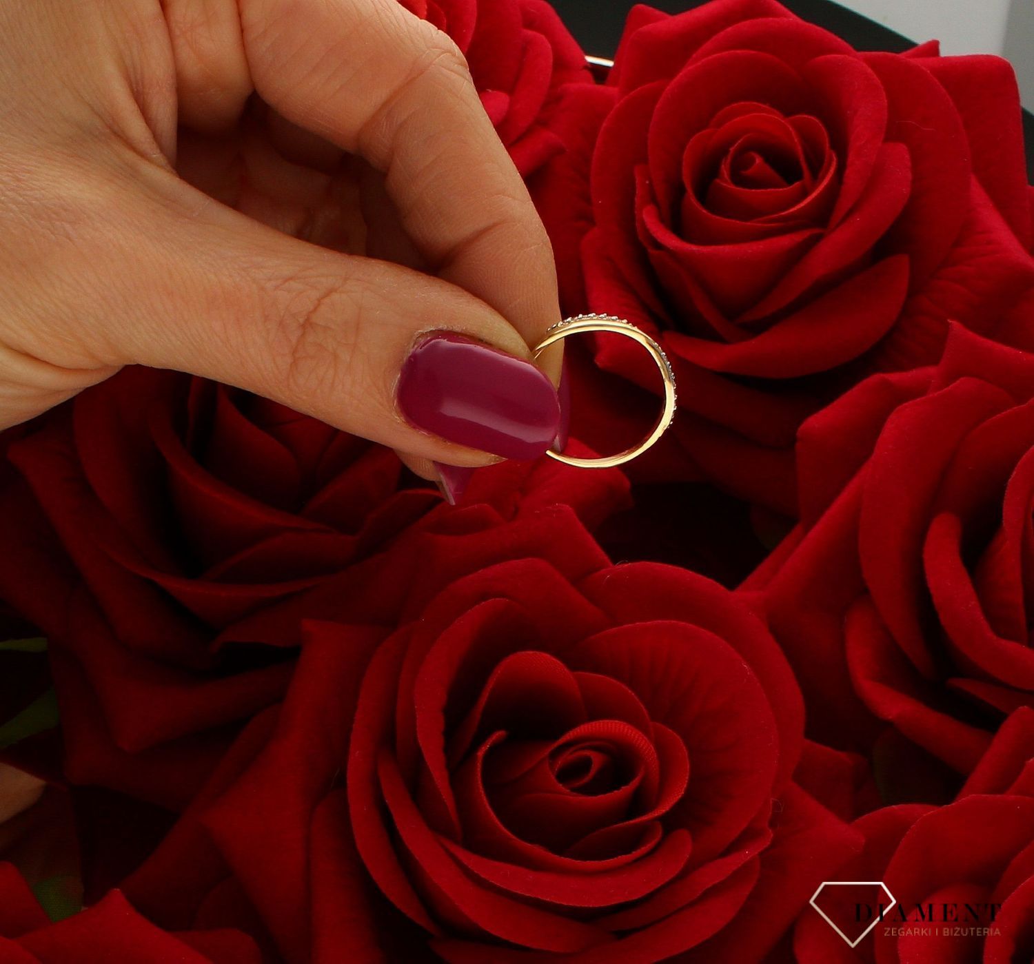 Złoty pierścionek damski 585 Delikatna obrączka DIA-PRS-6035-585. Złoty pierścionek  świetnie się sprawdzi na prezent z okazji urodzin, imienin czy rocznicy ślubu. Darmowa dostawa. Delikatny pierścionek z cyrkonią..jpg