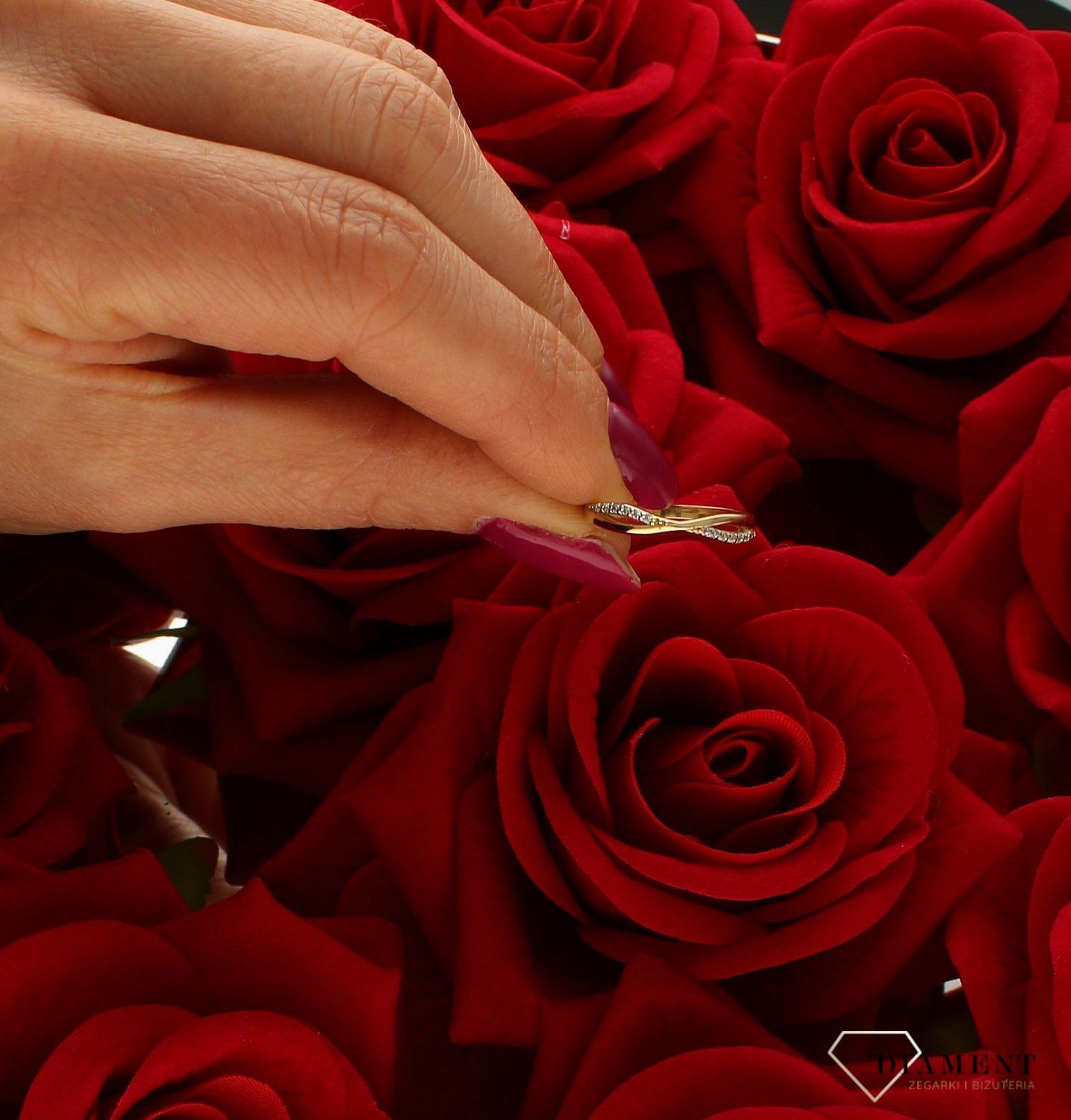 Złoty pierścionek damski 585 Delikatna obrączka DIA-PRS-6035-585. Złoty pierścionek  świetnie się sprawdzi na prezent z okazji urodzin, imienin czy rocznicy ślubu. Darmowa dostawa. Delikatny pierścionek z cyrkonią..jpg