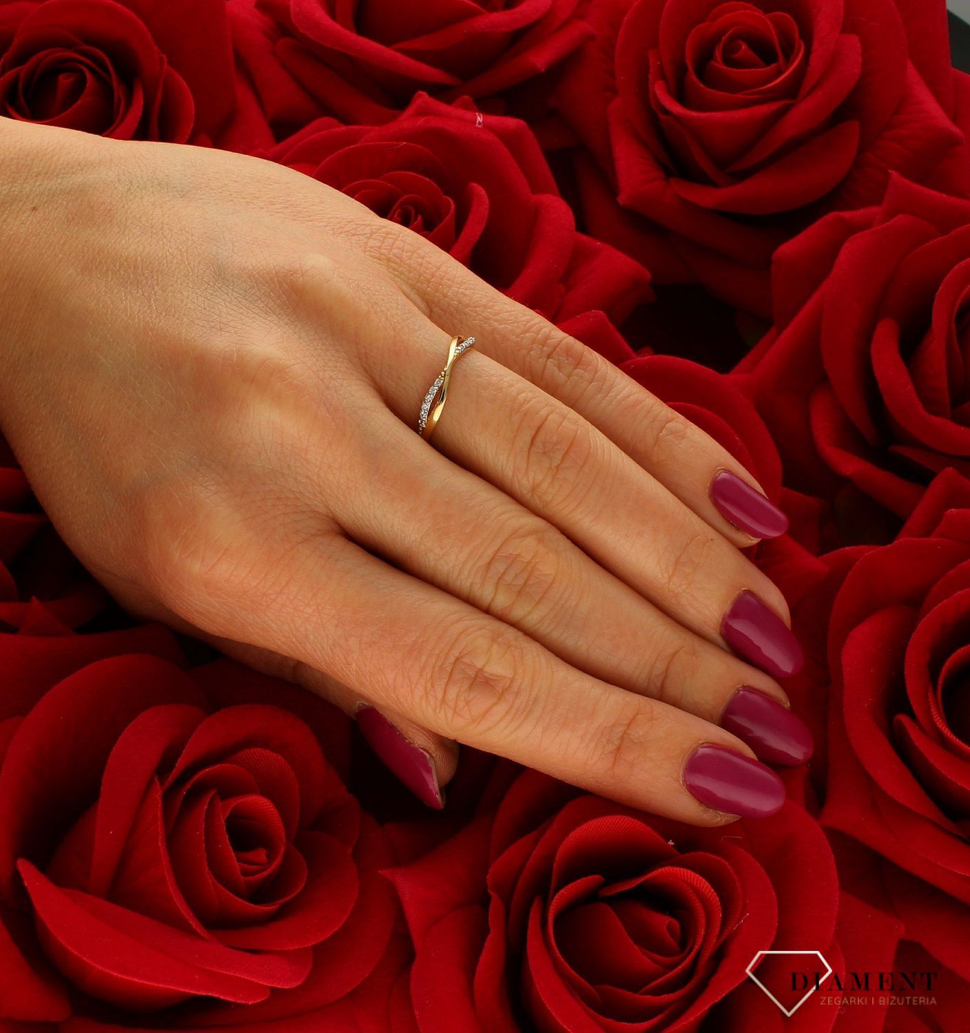 Złoty pierścionek damski 585 Delikatna obrączka DIA-PRS-6035-585. Złoty pierścionek  świetnie się sprawdzi na prezent z okazji urodzin, imienin czy rocznicy ślubu. Darmowa dostawa. Delikatny pierścionek z cyrkonią..jpg