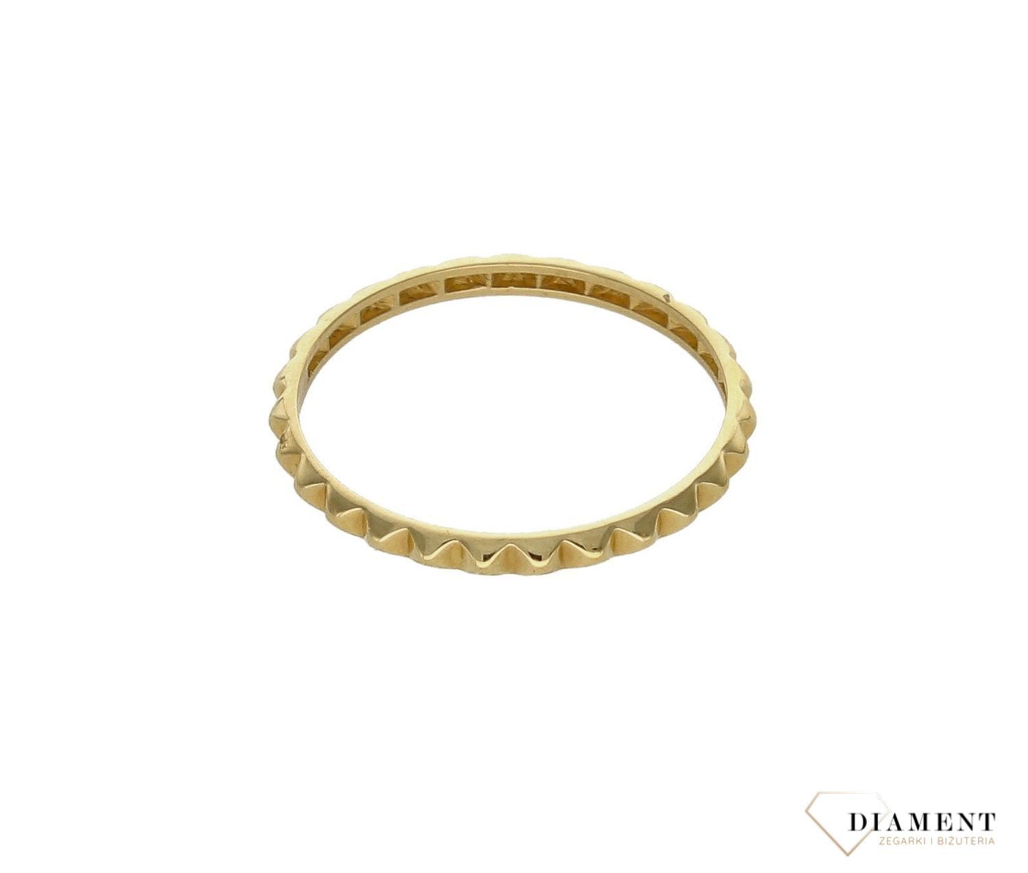Złoty pierścionek 585 obrączka nowoczesny wzór DIA-PRS-6036-585 (3).jpg