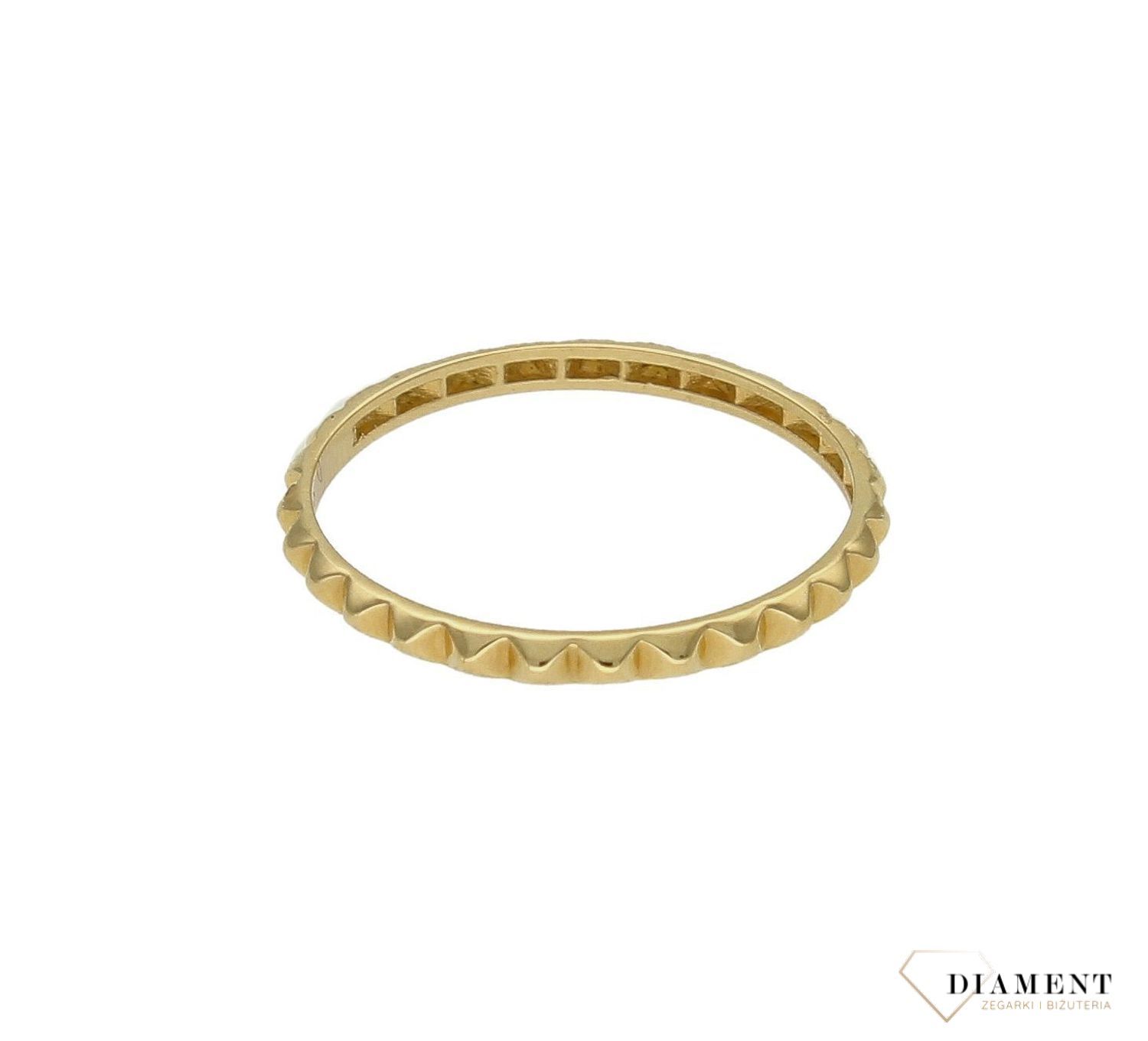 Złoty pierścionek 585 obrączka nowoczesny wzór DIA-PRS-6036-585 (3).jpg