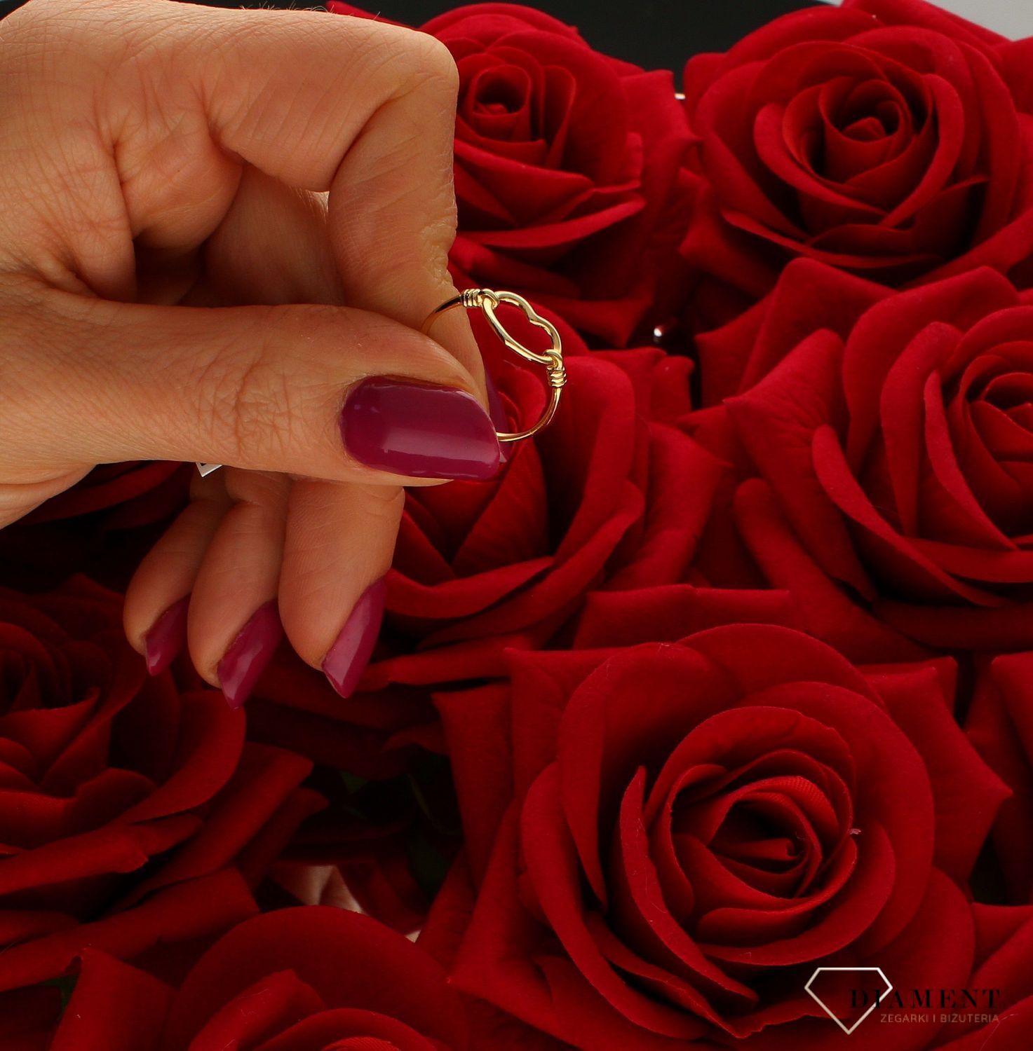 Złoty pierścionek damski 585 Kochające serce DIA-PRS-6037-585. Pierścionek z motywem serca wykonany z najwyższej jakości złota próby 585 Minimalistyczny pierścionek podkreśli piękno wyjątkowych momentów zaręczyn, rocznic, ju (4).jpg