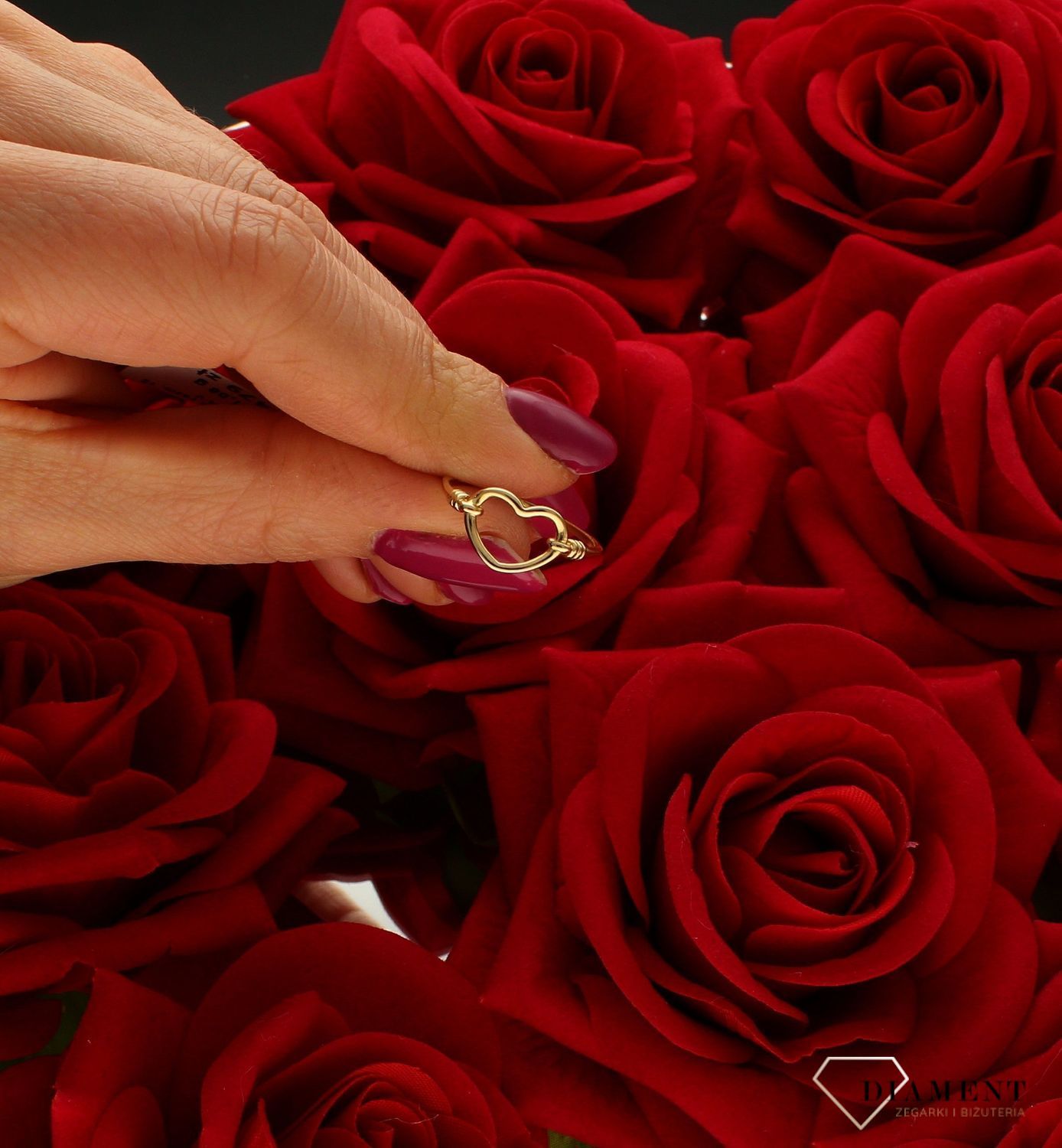 Złoty pierścionek damski 585 Kochające serce DIA-PRS-6037-585. Pierścionek z motywem serca wykonany z najwyższej jakości złota próby 585 Minimalistyczny pierścionek podkreśli piękno wyjątkowych momentów zaręczyn, rocznic, ju (4).jpg