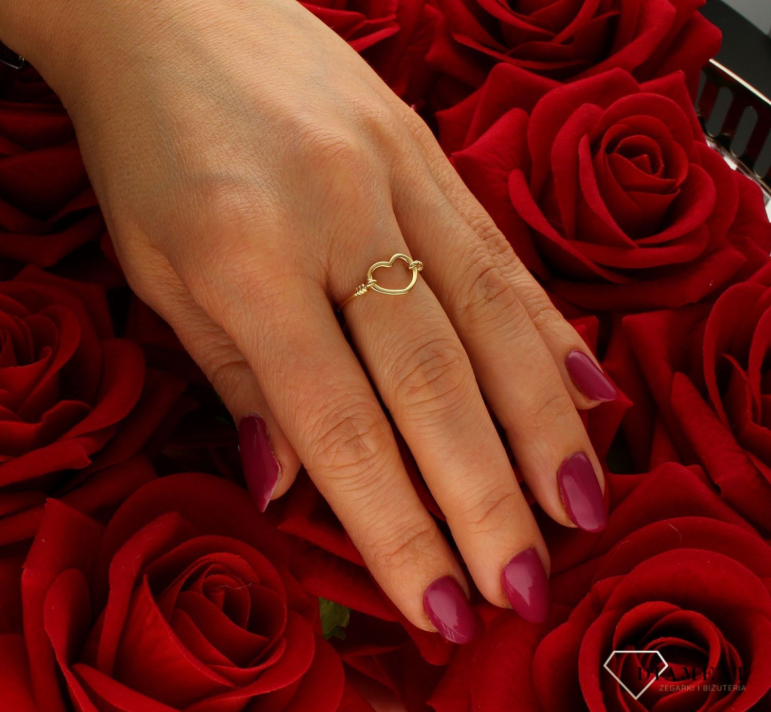 Złoty pierścionek damski 585 Kochające serce DIA-PRS-6037-585. Pierścionek z motywem serca wykonany z najwyższej jakości złota próby 585 Minimalistyczny pierścionek podkreśli piękno wyjątkowych momentów zaręczyn, rocznic, ju (4).jpg