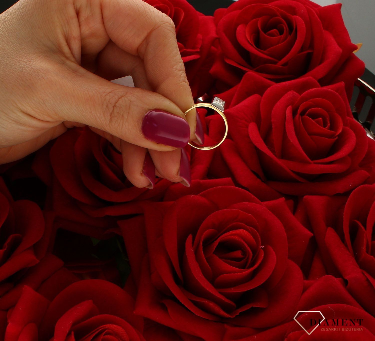 Złoty pierścionek 585 z prostokątną cyrkonią DIA-PRS-6038-585. Pierścionki z cyrkonią to jeden z wielu prezentów, które można podarować w prezencie dla ukochanej kobiety. Żółte złoto cieszy się dużym zainteresowaniem wśród k (4).jpg