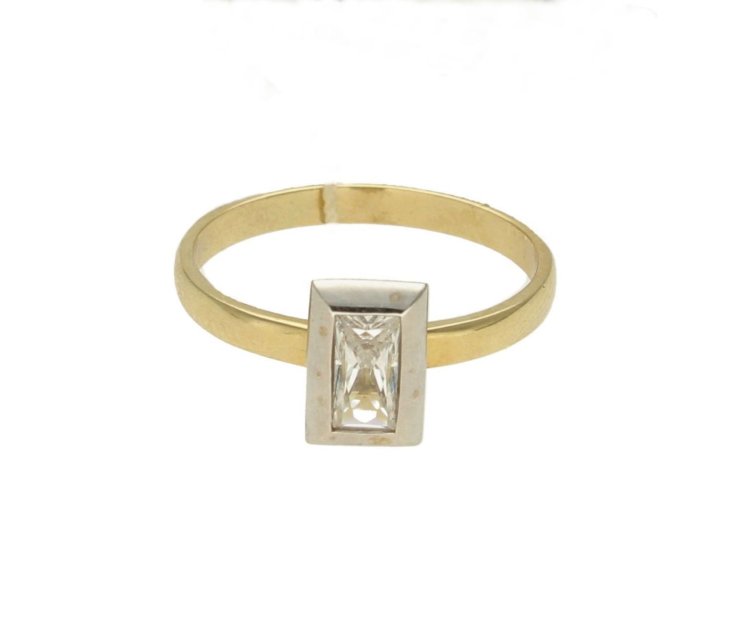 Złoty pierścionek 585 z prostokątną cyrkonią DIA-PRS-6038-585. Pierścionki z cyrkonią to jeden z wielu prezentów, które można podarować w prezencie dla ukochanej kobiety. Żółte złoto cieszy się dużym zainteresowaniem wśród k (4).jpg