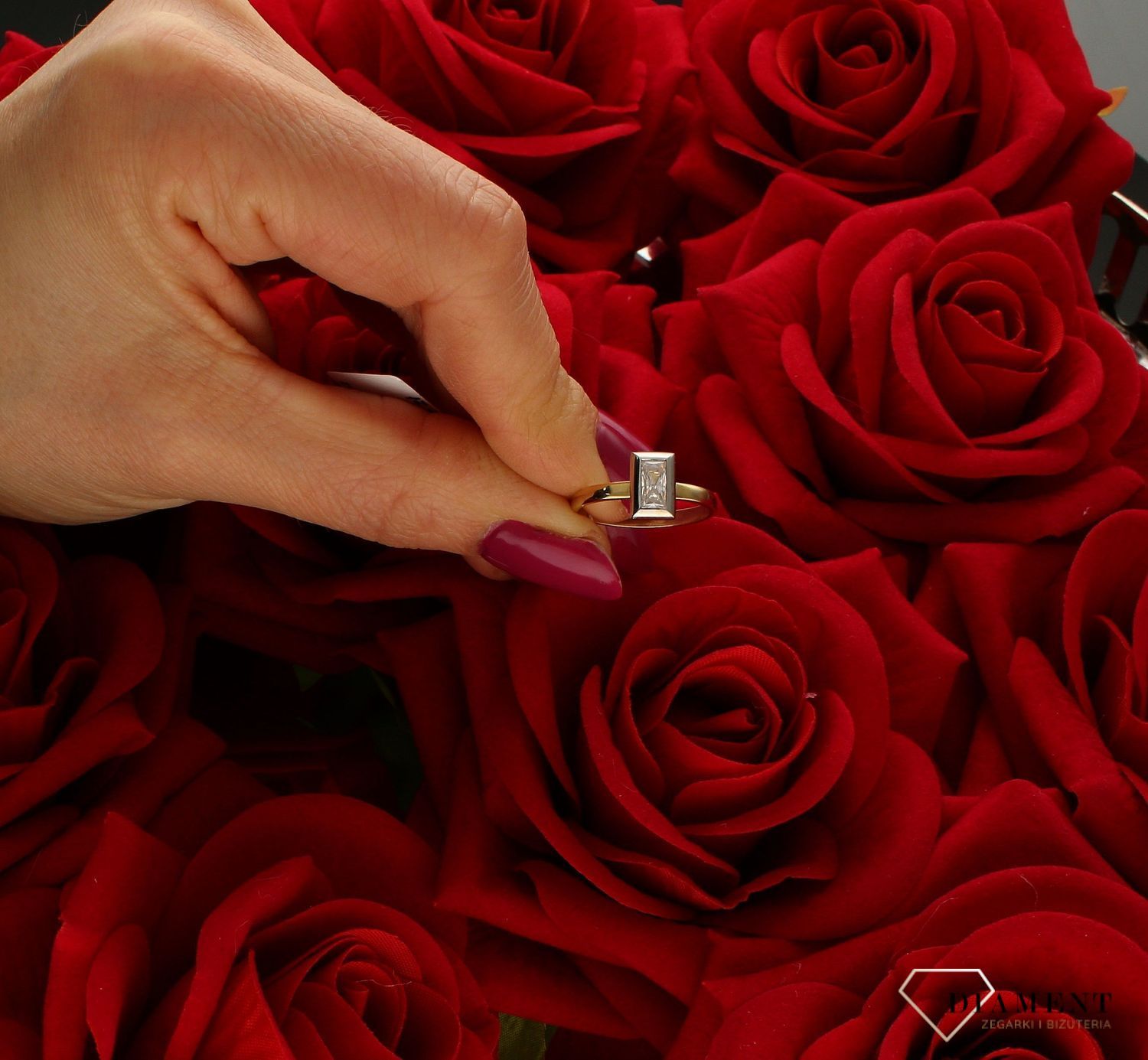 Złoty pierścionek 585 z prostokątną cyrkonią DIA-PRS-6038-585. Pierścionki z cyrkonią to jeden z wielu prezentów, które można podarować w prezencie dla ukochanej kobiety. Żółte złoto cieszy się dużym zainteresowaniem wśród k (4).jpg