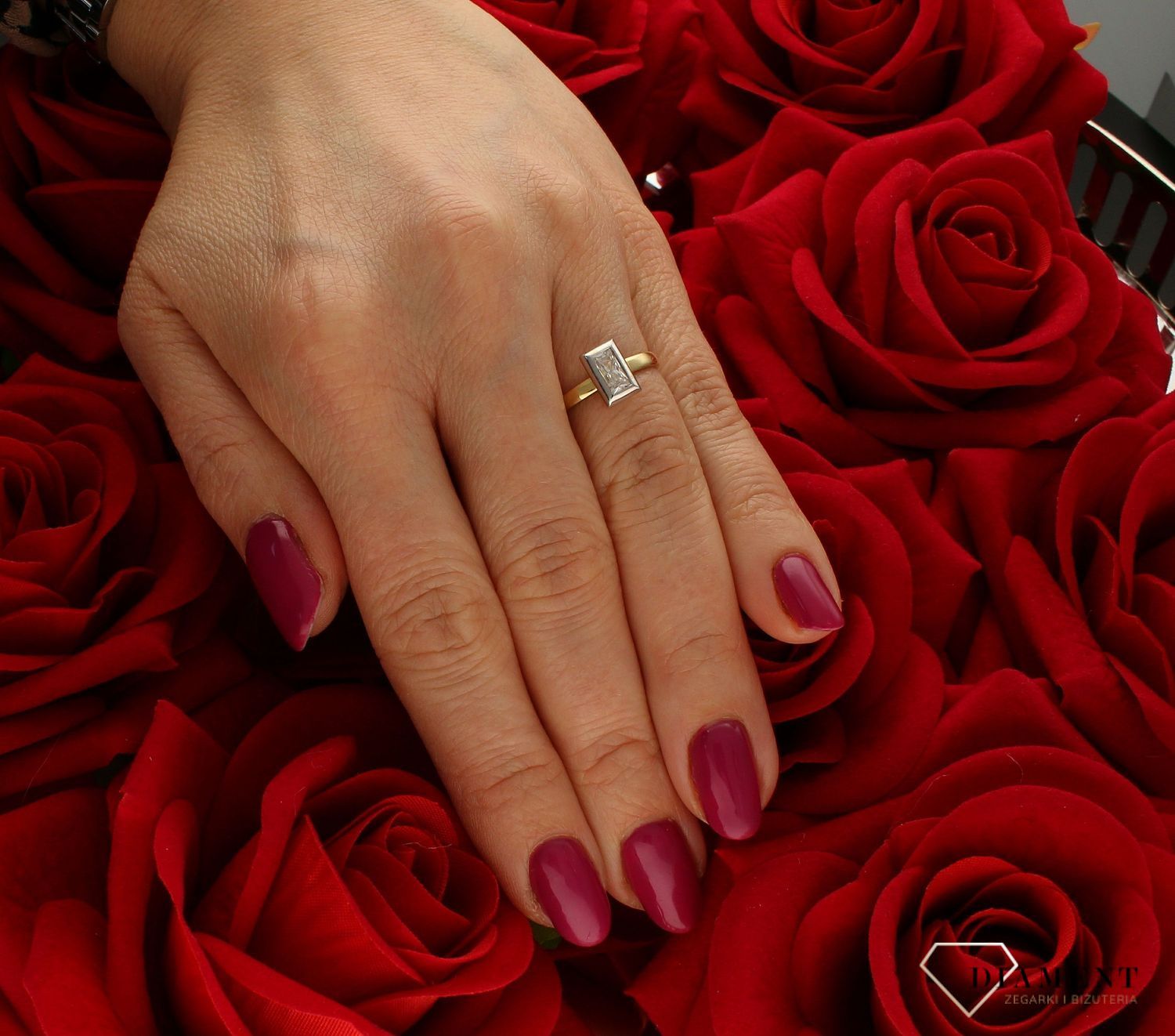 Złoty pierścionek 585 z prostokątną cyrkonią DIA-PRS-6038-585. Pierścionki z cyrkonią to jeden z wielu prezentów, które można podarować w prezencie dla ukochanej kobiety. Żółte złoto cieszy się dużym zainteresowaniem wśród k (4).jpg