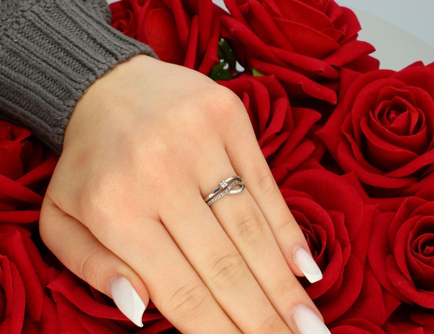 Pierścionek damski białe złoto z cyrkoniami próba 585, rozmiar 11 DIA-PRS-6039-585 Subtelność i blask w najpiękniejszym wydaniu – poznaj pierścionek damski z białego złota próby 585 1.jpg