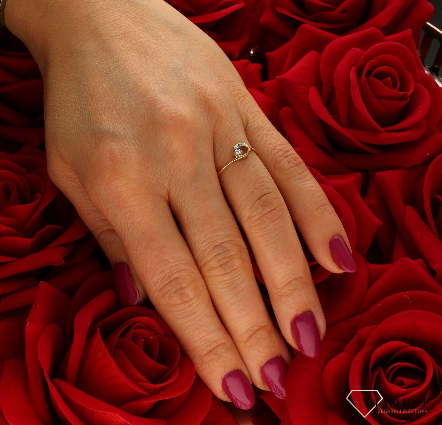 Złoty pierścionek 585 delikatny z cyrkonami DIA-PRS-6042-585. Pierścionek z białą cyrkonią w okrągłym kształcie. Pierścionek doskonały na co dzień jak i do wieczorowych kreacji. Pierścionek z 14- karatowego złota.  (4).jpg