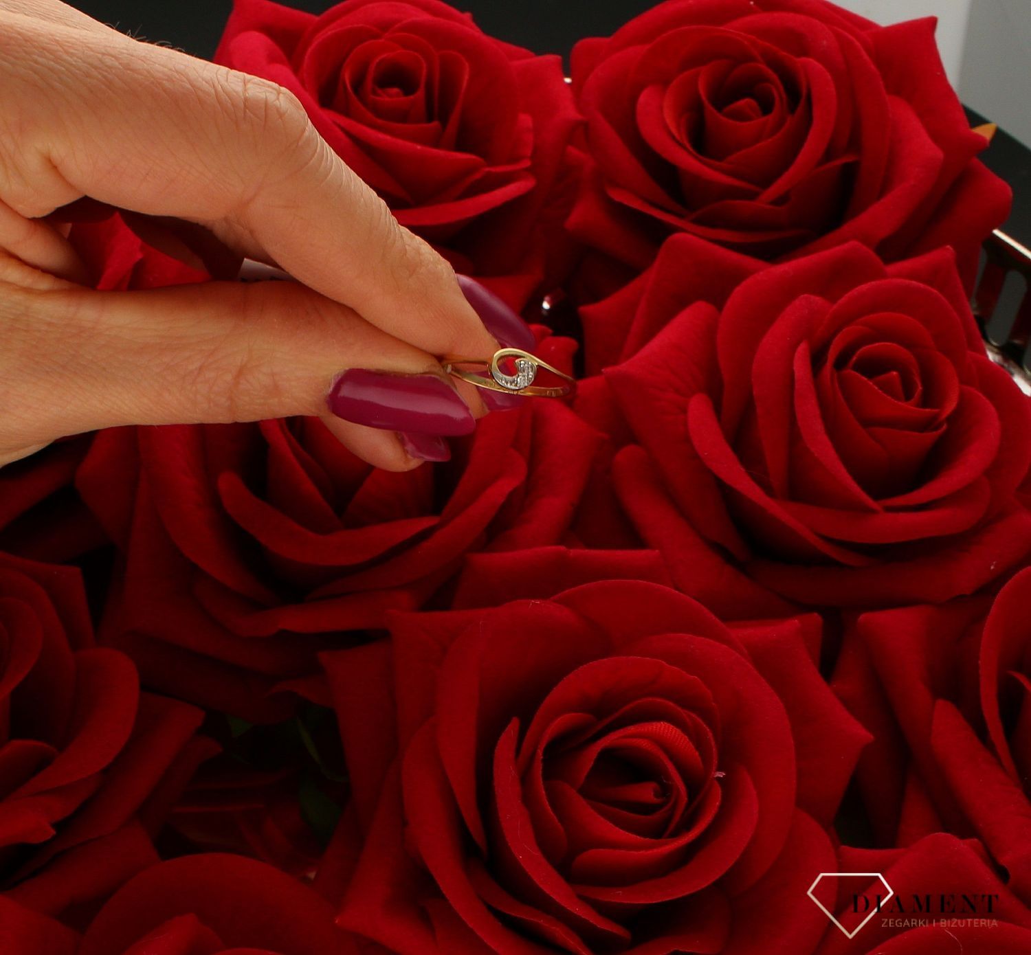 Złoty pierścionek 585 delikatny z cyrkonami DIA-PRS-6042-585. Pierścionek z białą cyrkonią w okrągłym kształcie. Pierścionek doskonały na co dzień jak i do wieczorowych kreacji. Pierścionek z 14- karatowego złota.  (4).jpg