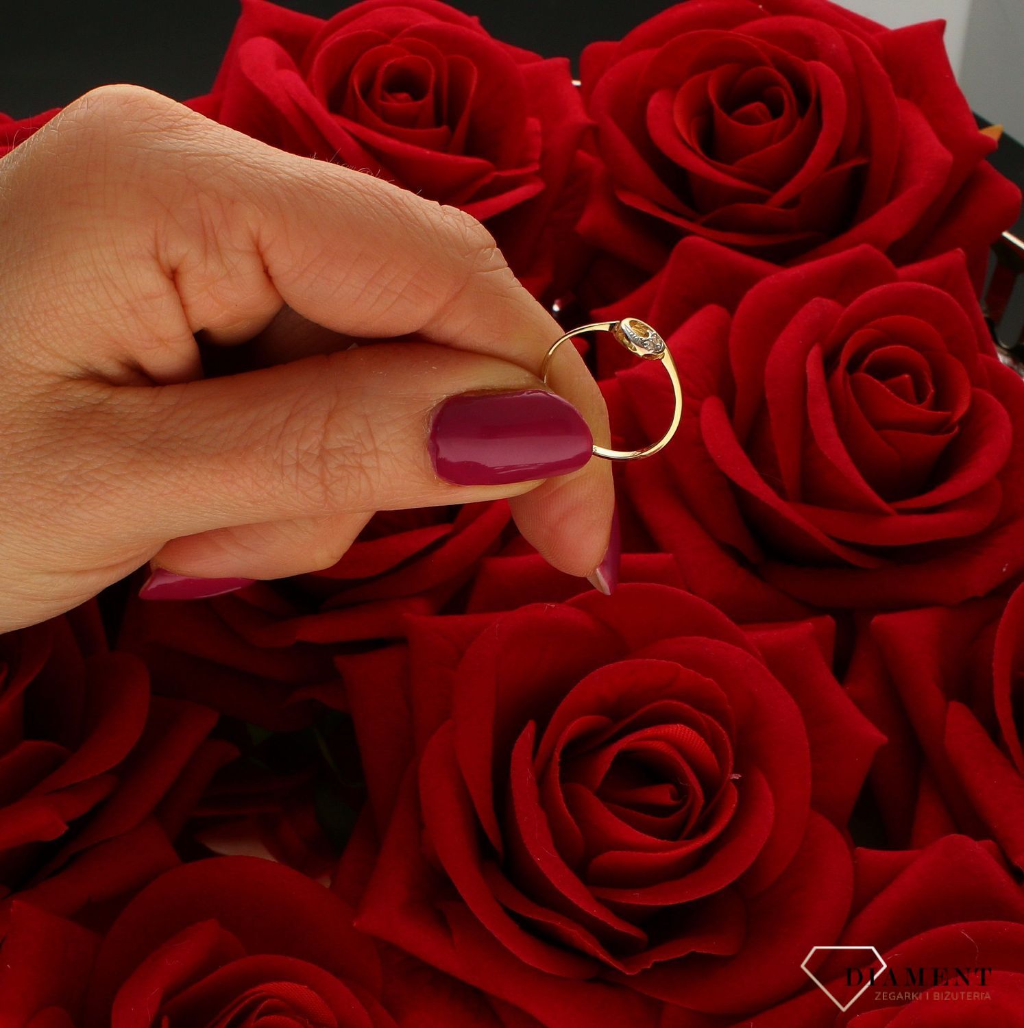 Złoty pierścionek 585 delikatny z cyrkonami DIA-PRS-6042-585. Pierścionek z białą cyrkonią w okrągłym kształcie. Pierścionek doskonały na co dzień jak i do wieczorowych kreacji. Pierścionek z 14- karatowego złota.  (4).jpg