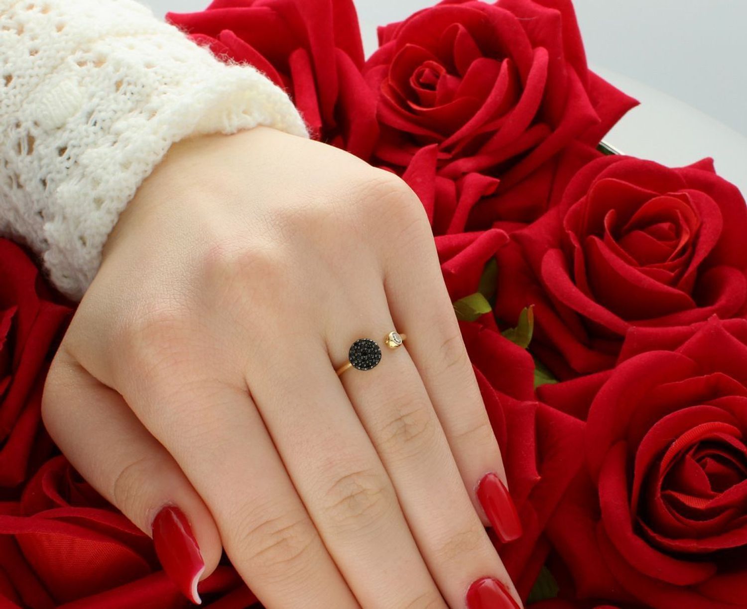 Ekskluzywny pierścionek damski ze złota próby 585 o wadze 1,75 g, rozmiar 12. Subtelna biała cyrkonia po jednej stronie i czarne cyrkonie w kółeczku po drugiej — połączenie klasyki 1.jpg