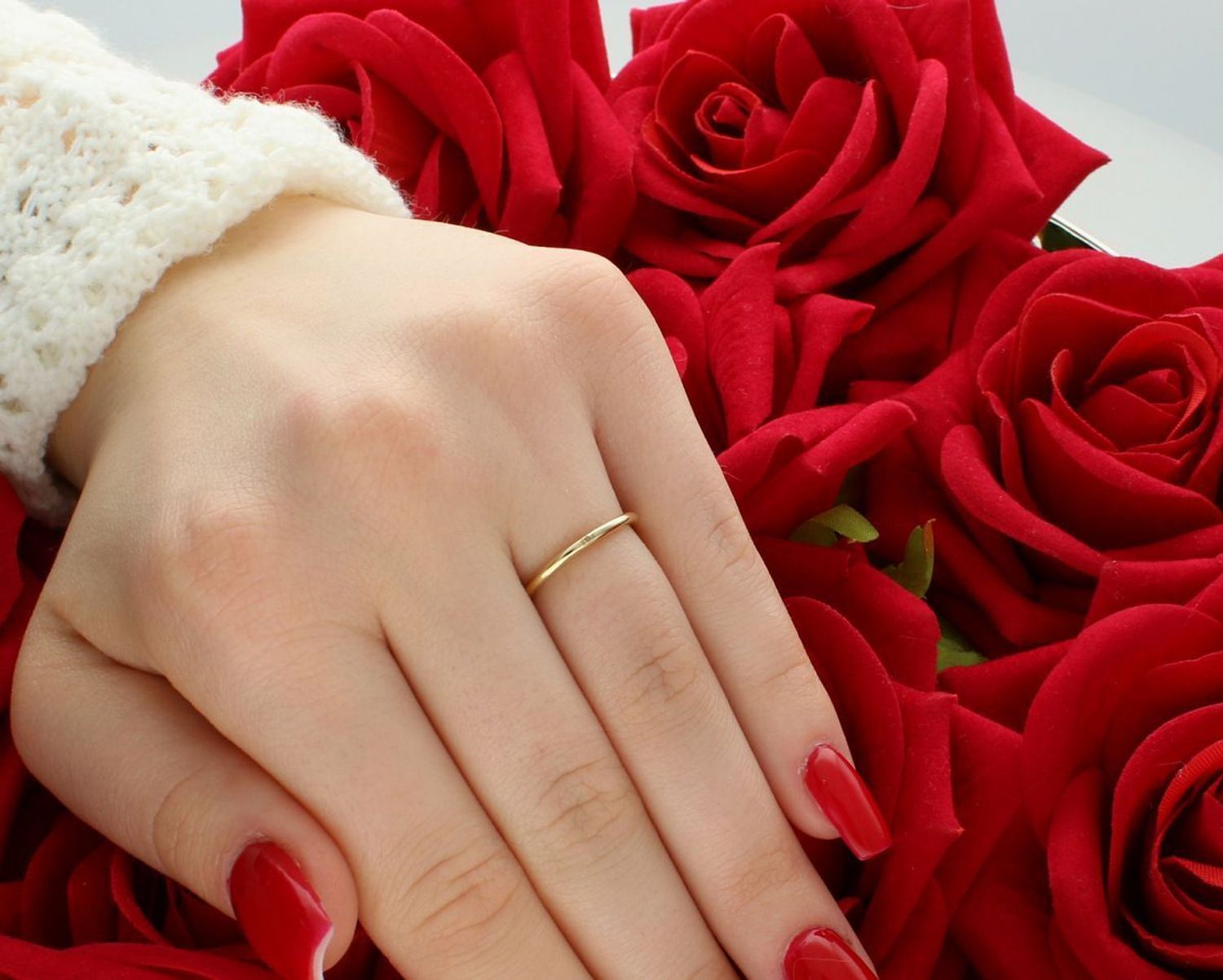 Ekskluzywny pierścionek damski ze złota próby 585 o wadze 1,75 g, rozmiar 12. Subtelna biała cyrkonia po jednej stronie i czarne cyrkonie w kółeczku po drugiej — połączenie klasyki 1.jpg