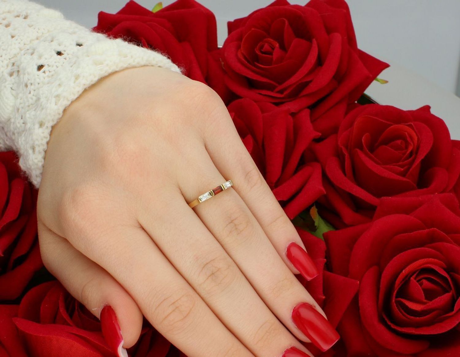 Pierścionek damski ze złota próby 585, zdobiony czerwoną i białą cyrkonią. Waga 1,58 g, szerokość szyny 1 mm. Subtelna biżuteria o wyjątkowym charakterze.1.jpg