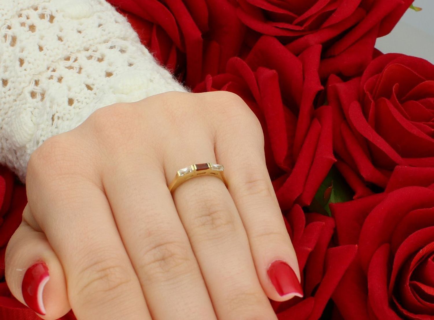 Pierścionek damski ze złota próby 585, zdobiony czerwoną i białą cyrkonią. Waga 1,58 g, szerokość szyny 1 mm. Subtelna biżuteria o wyjątkowym charakterze.1.jpg