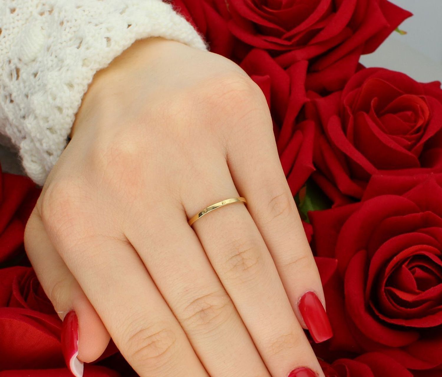 Pierścionek damski ze złota próby 585, zdobiony czerwoną i białą cyrkonią. Waga 1,58 g, szerokość szyny 1 mm. Subtelna biżuteria o wyjątkowym charakterze.1.jpg