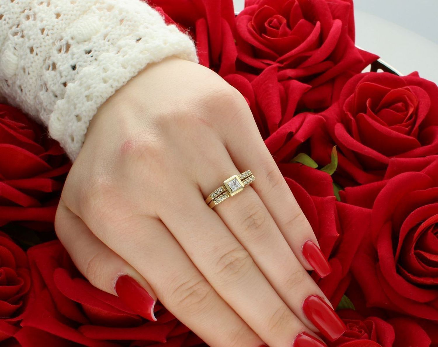 Złoty pierścionek damski 585 z cyrkoniami, model DIA-PRS-6045-585. Waga 3,95 g, rozmiar 13. Klasyczna elegancja i blask w jednym. Kup online w naszym sklepie z biżuterią!1.jpg