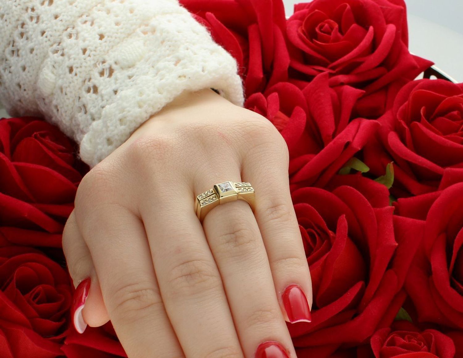 Złoty pierścionek damski 585 z cyrkoniami, model DIA-PRS-6045-585. Waga 3,95 g, rozmiar 13. Klasyczna elegancja i blask w jednym. Kup online w naszym sklepie z biżuterią!1.jpg