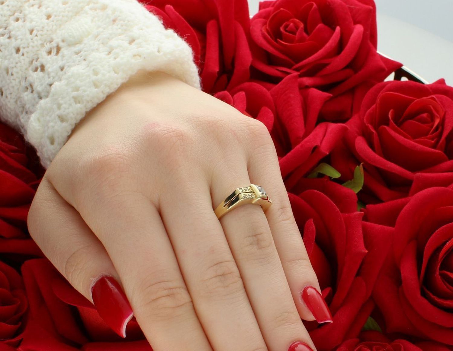 Złoty pierścionek damski 585 z cyrkoniami, model DIA-PRS-6045-585. Waga 3,95 g, rozmiar 13. Klasyczna elegancja i blask w jednym. Kup online w naszym sklepie z biżuterią!1.jpg