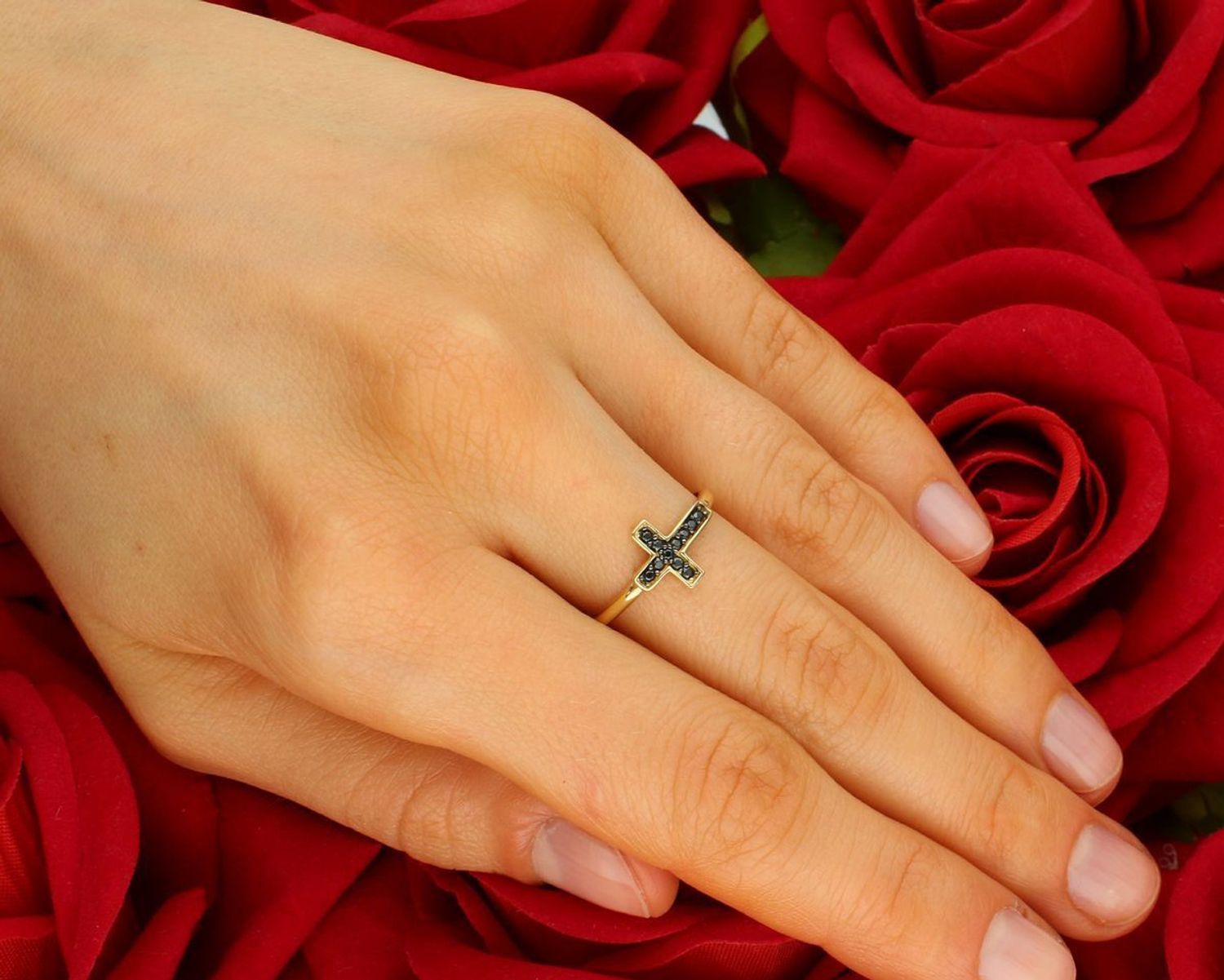 Złoty pierścionek 585 krzyżyk z czarnymi cyrkoniami DIA-PRS-6046-585 Stylowy pierścionek ozdobiony krzyżykiem. Krzyżyk wykonany z żółtego złota pięknie ozdobiony 1.jpg