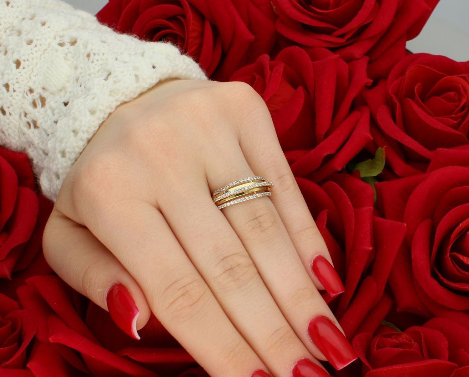 Złoty pierścionek damski z cyrkoniami próba 585. Rozmiar 13, 3,00 g. Klasyczny, elegancki design. Idealny na prezent. Kup teraz w naszym sklepie z biżuterią!1.jpg