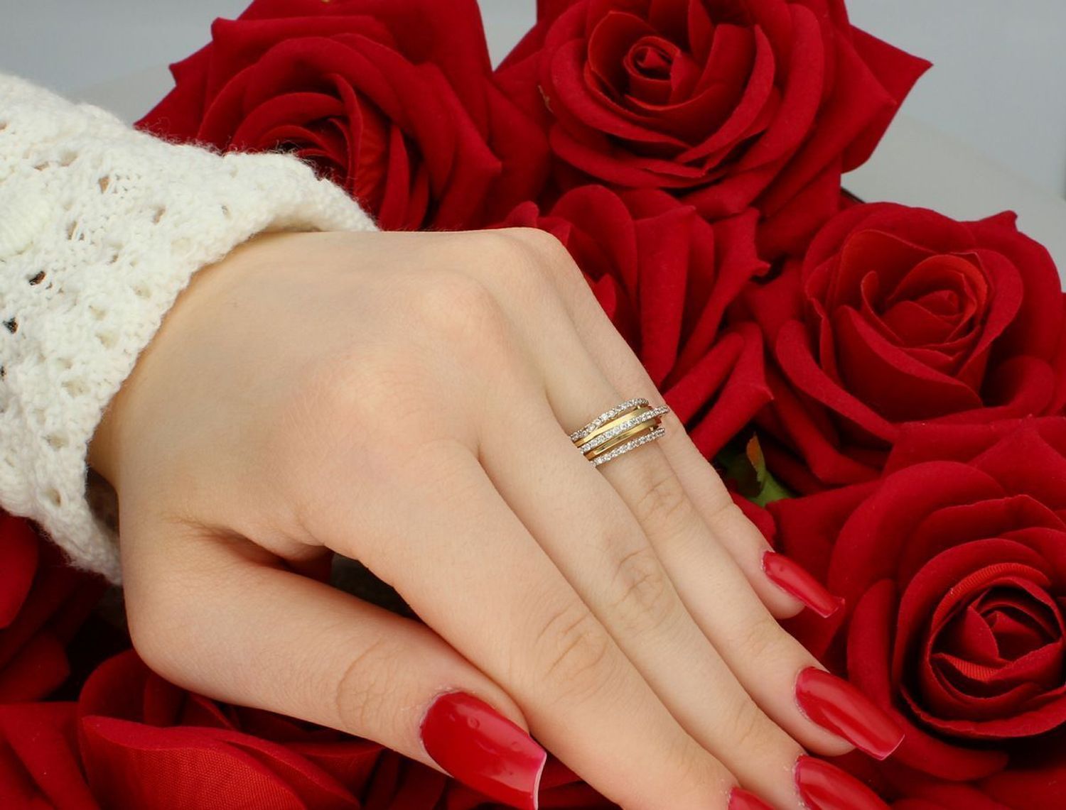 Złoty pierścionek damski z cyrkoniami próba 585. Rozmiar 13, 3,00 g. Klasyczny, elegancki design. Idealny na prezent. Kup teraz w naszym sklepie z biżuterią!1.jpg