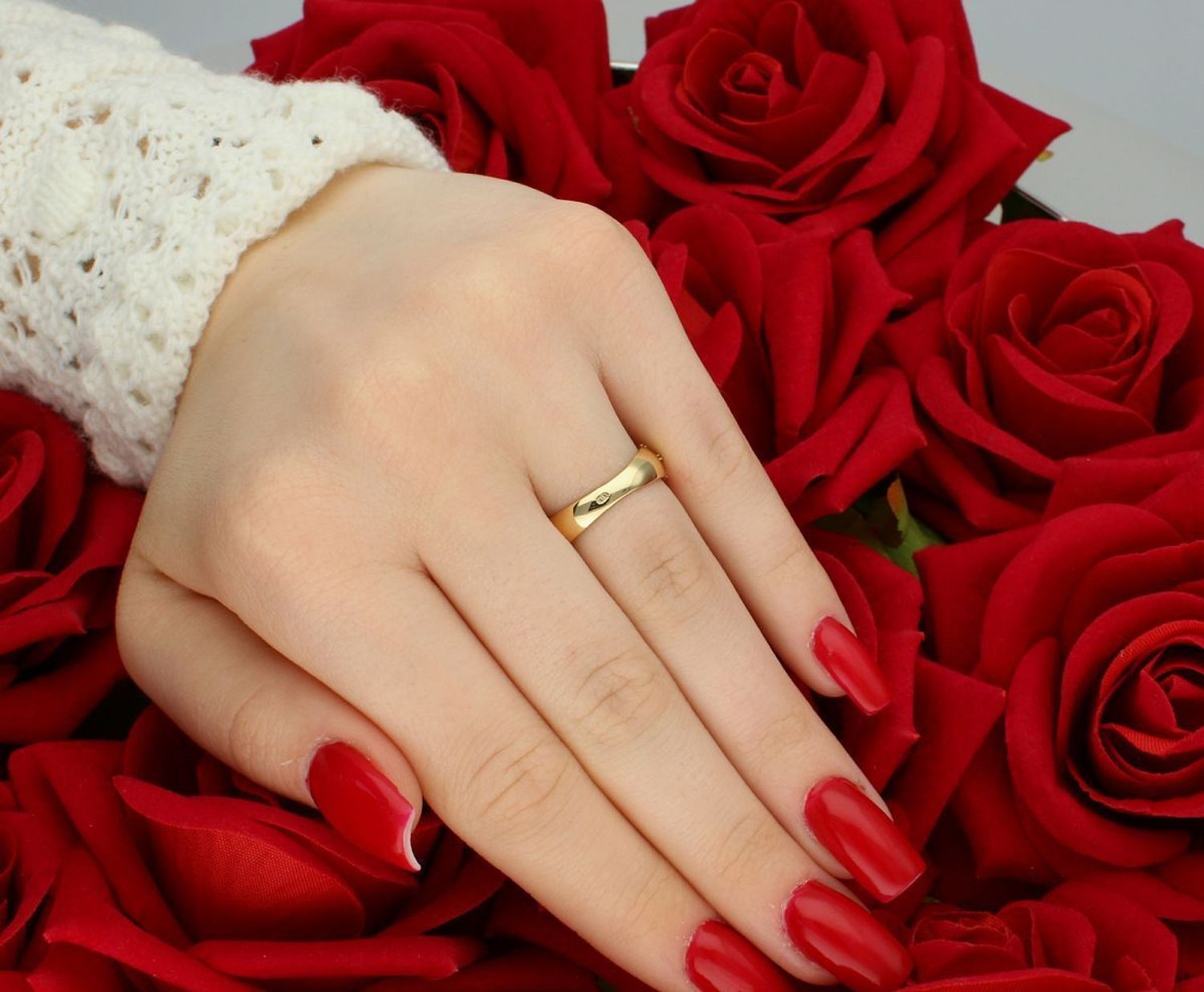 Złoty pierścionek damski z cyrkoniami próba 585. Rozmiar 13, 3,00 g. Klasyczny, elegancki design. Idealny na prezent. Kup teraz w naszym sklepie z biżuterią!1.jpg