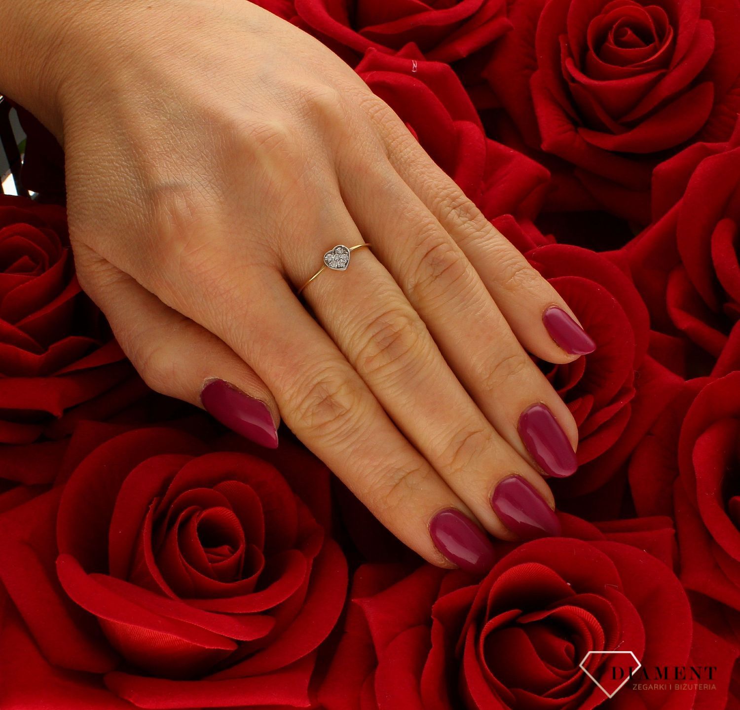 Złoty pierścionek 585 serduszko w cyrkoniach DIA-PRS-6048-585.  Złoty pierścionek prosty ozdobiony serduszkiem z cyrkonii. Piękny pierścionek wykonany z wysokiej jakości złota próby 585. Pierścionek idealny na zaręczyny (4).jpg