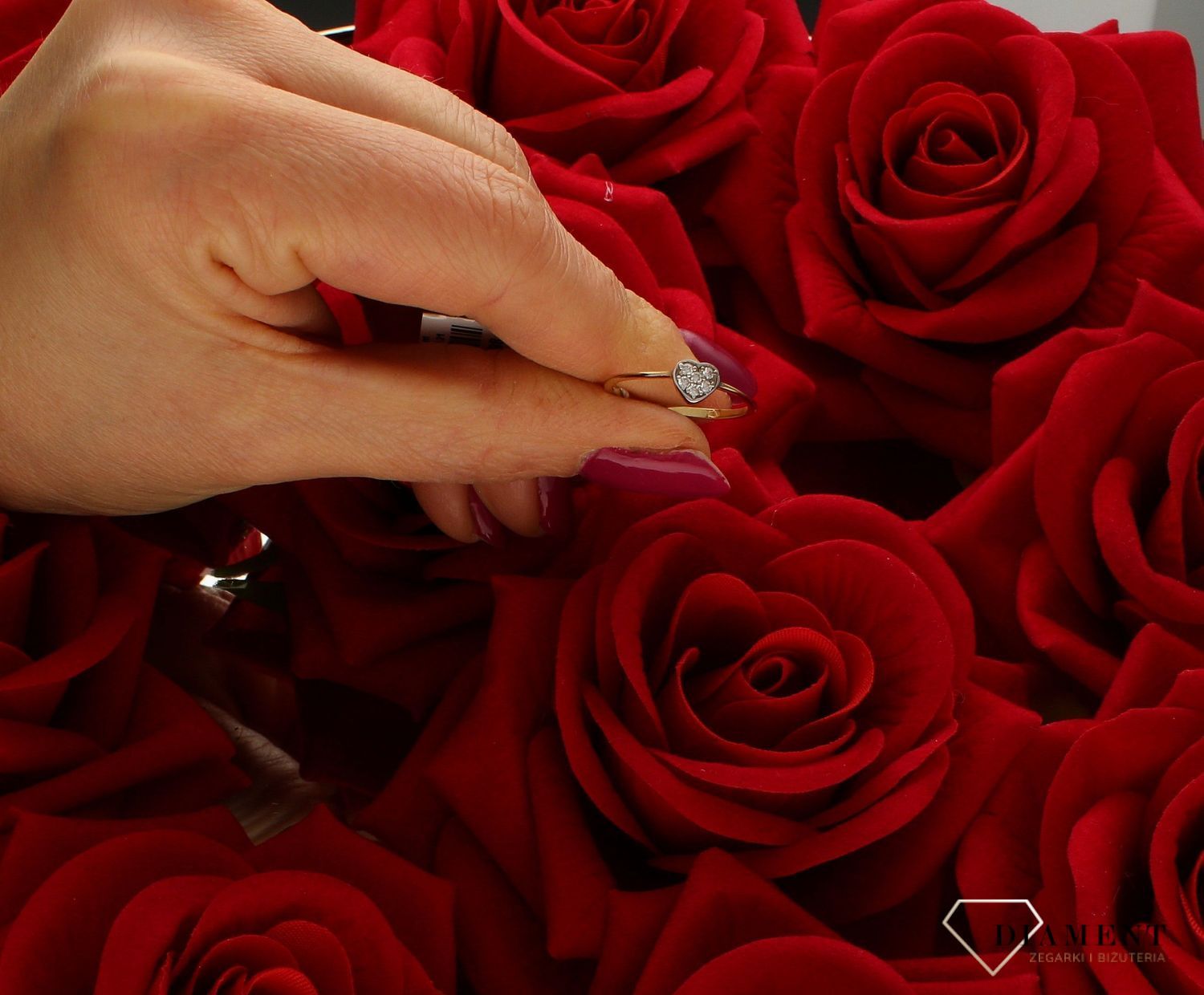 Złoty pierścionek 585 serduszko w cyrkoniach DIA-PRS-6048-585.  Złoty pierścionek prosty ozdobiony serduszkiem z cyrkonii. Piękny pierścionek wykonany z wysokiej jakości złota próby 585. Pierścionek idealny na zaręczyny (4).jpg