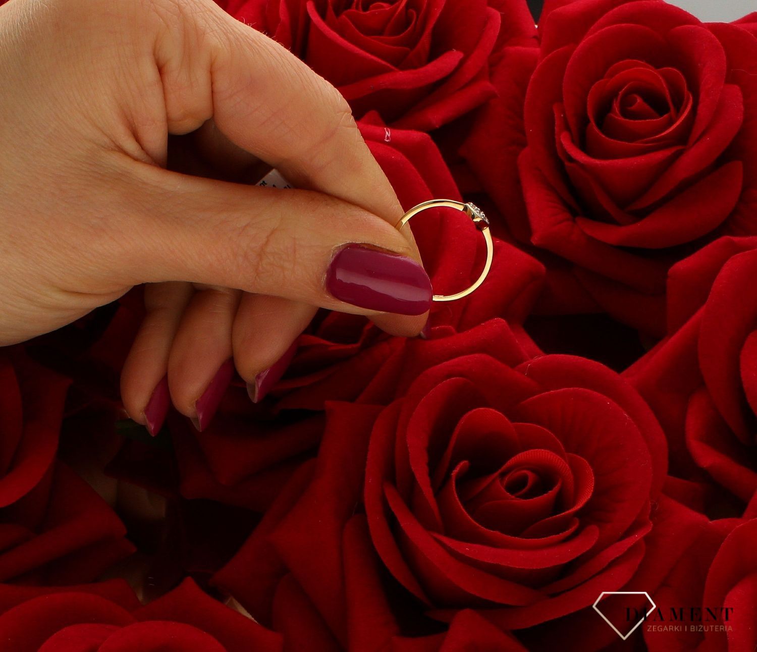 Złoty pierścionek 585 serduszko w cyrkoniach DIA-PRS-6048-585.  Złoty pierścionek prosty ozdobiony serduszkiem z cyrkonii. Piękny pierścionek wykonany z wysokiej jakości złota próby 585. Pierścionek idealny na zaręczyny (4).jpg