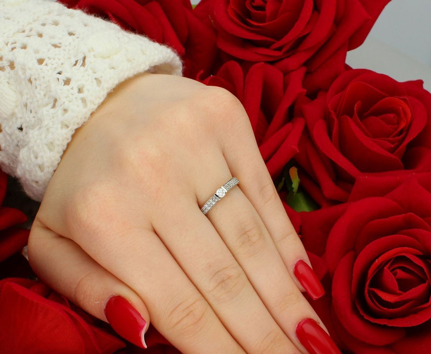 Złoty pierścionek zaręczynowy 585 z cyrkoniami, model DIA-PRS-6049-585. Waga 1,79 g, rozmiar 12, subtelny i elegancki wybór na zaręczyny. Kup w naszym sklepie online!1.jpg