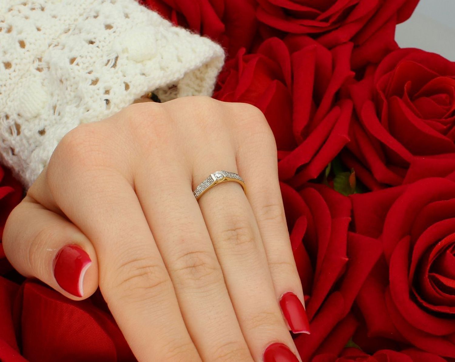 Złoty pierścionek zaręczynowy 585 z cyrkoniami, model DIA-PRS-6049-585. Waga 1,79 g, rozmiar 12, subtelny i elegancki wybór na zaręczyny. Kup w naszym sklepie online!1.jpg