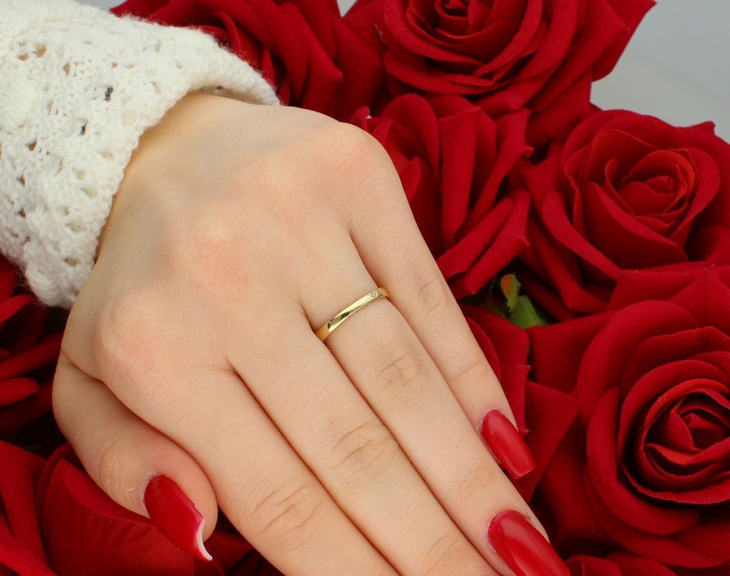 Złoty pierścionek zaręczynowy 585 z cyrkoniami, model DIA-PRS-6049-585. Waga 1,79 g, rozmiar 12, subtelny i elegancki wybór na zaręczyny. Kup w naszym sklepie online!1.jpg