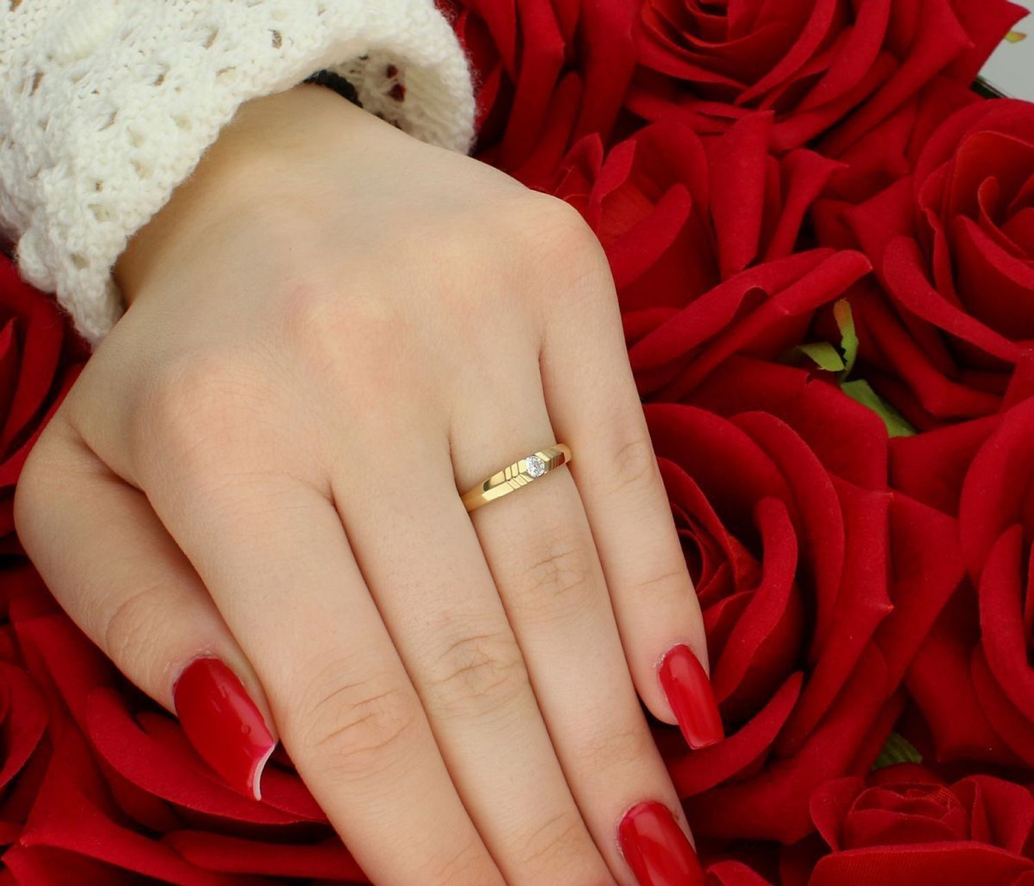 Delikatny złoty pierścionek damski próby 585 z białą cyrkonią. Waga 1,88 g, rozmiar 12, elegancki dodatek na co dzień lub wyjątkową okazję.1.jpg