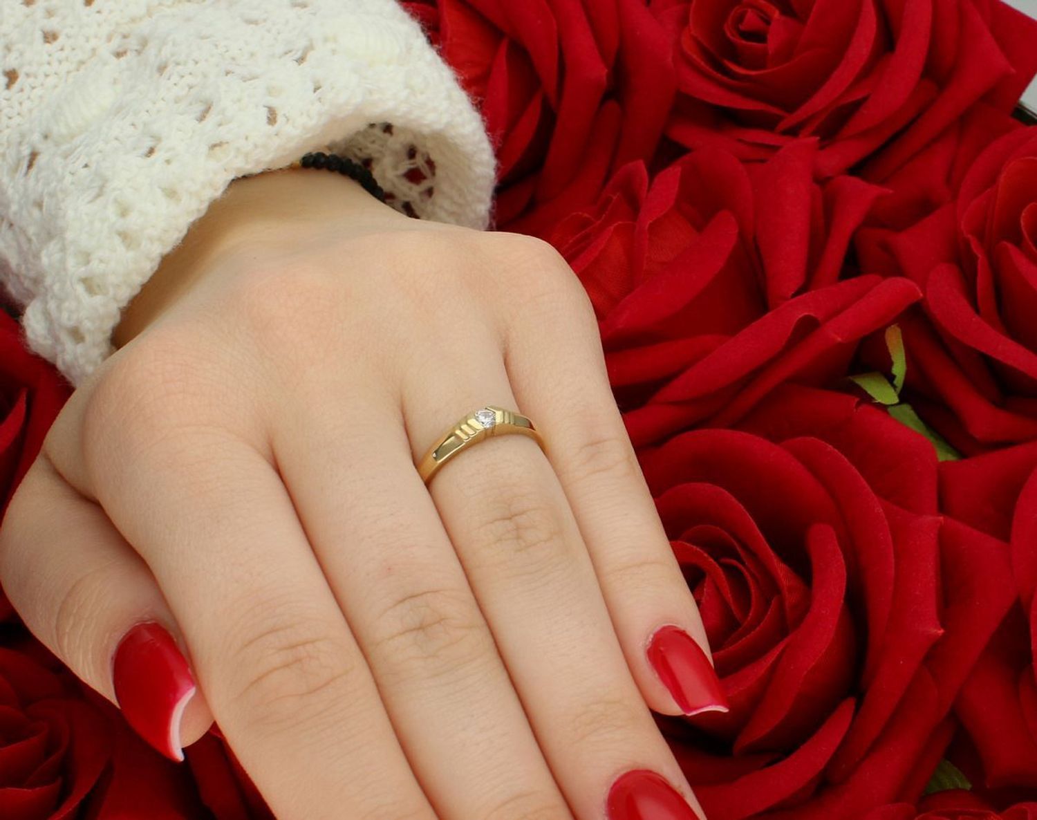 Delikatny złoty pierścionek damski próby 585 z białą cyrkonią. Waga 1,88 g, rozmiar 12, elegancki dodatek na co dzień lub wyjątkową okazję.1.jpg