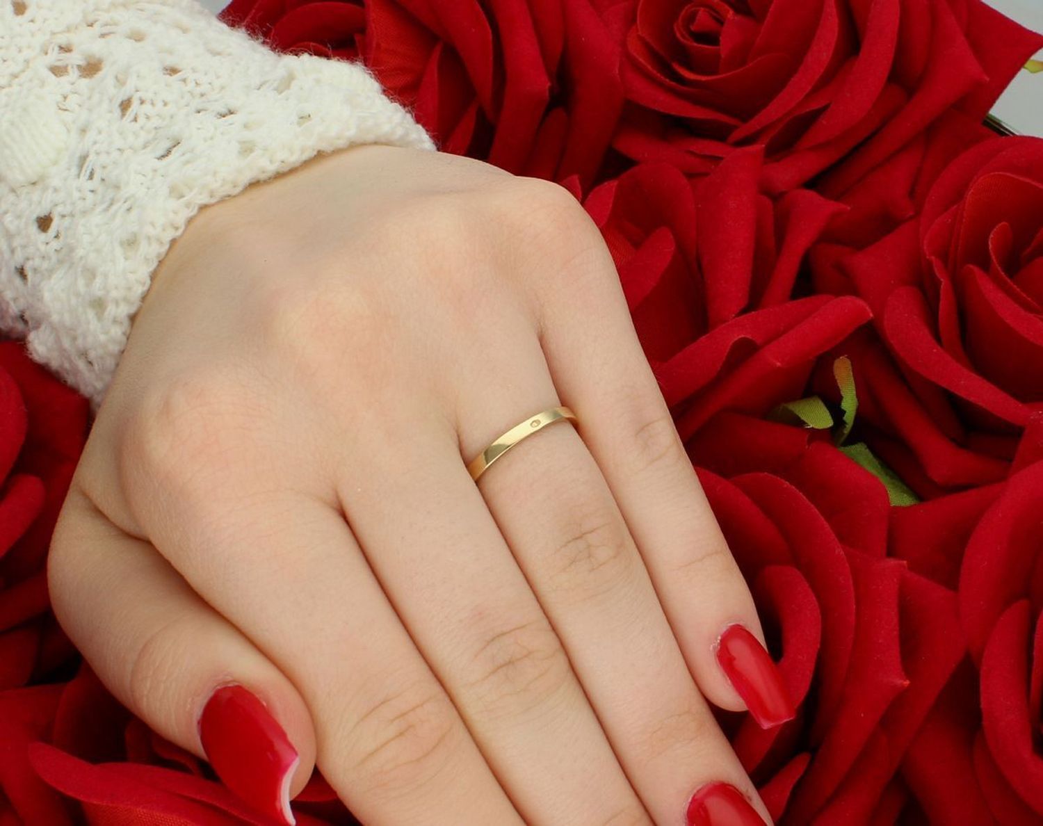 Delikatny złoty pierścionek damski próby 585 z białą cyrkonią. Waga 1,88 g, rozmiar 12, elegancki dodatek na co dzień lub wyjątkową okazję.1.jpg