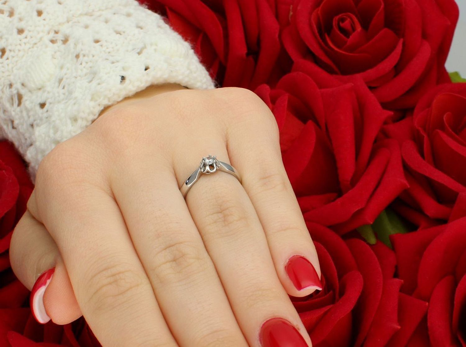 Złoty pierścionek damski próby 585 w białym złocie z cyrkonią. Waga 1,93 g, rozmiar 12, szerokość szyny 1 mm. Elegancka biżuteria idealna na prezent.1.jpg