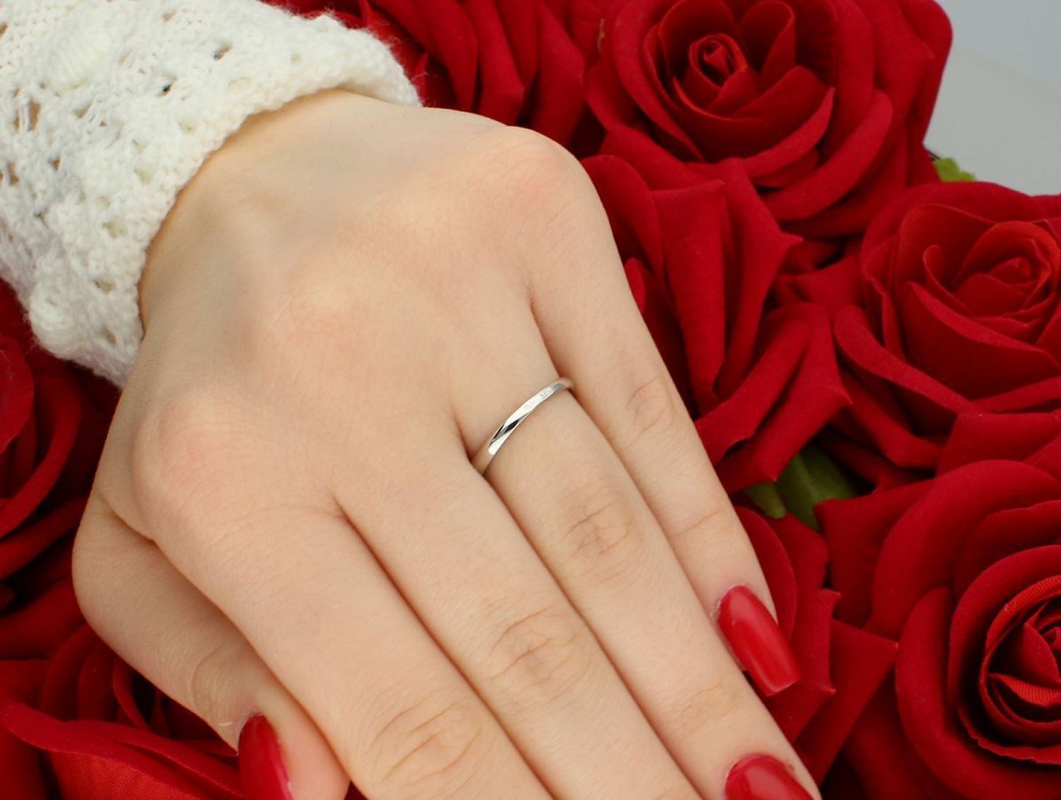 Złoty pierścionek damski próby 585 w białym złocie z cyrkonią. Waga 1,93 g, rozmiar 12, szerokość szyny 1 mm. Elegancka biżuteria idealna na prezent.1.jpg