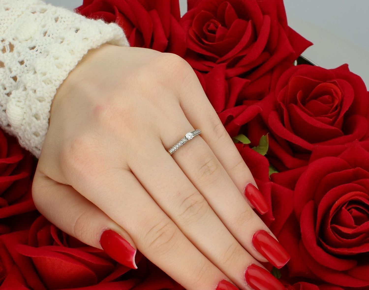 Złoty pierścionek damski 585 z cyrkonią, idealny na zaręczyny. Model DIA-PRS-6053-585, rozmiar 12, waga 1,96 g. Klasyczna elegancja i romantyczny blask.1.jpg