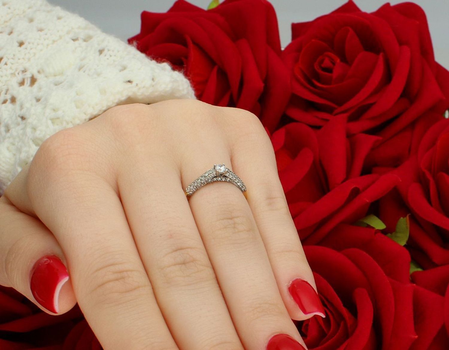 Złoty pierścionek damski 585 z cyrkonią, idealny na zaręczyny. Model DIA-PRS-6053-585, rozmiar 12, waga 1,96 g. Klasyczna elegancja i romantyczny blask.1.jpg