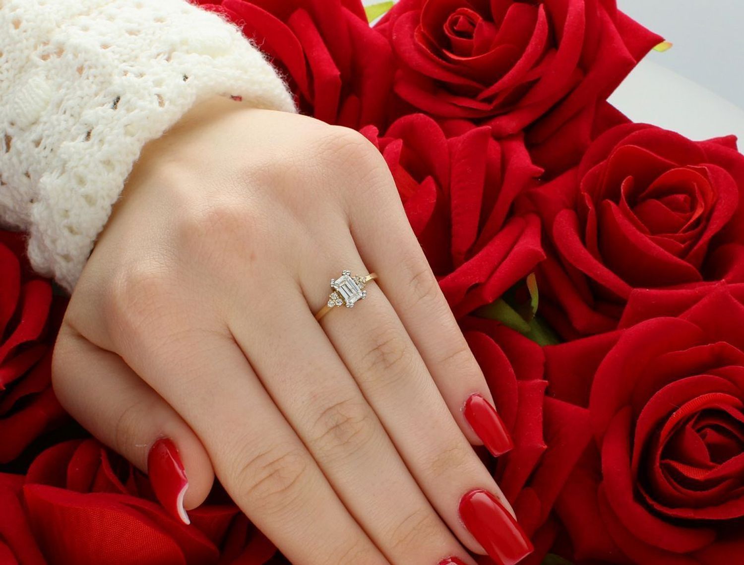 Złoty pierścionek damski próba 585 z prostokątną cyrkonią. Waga 1,98 g, szerokość ozdoby 1,0 cm x 8 mm – klasyka w nowoczesnym wydaniu.1.jpg