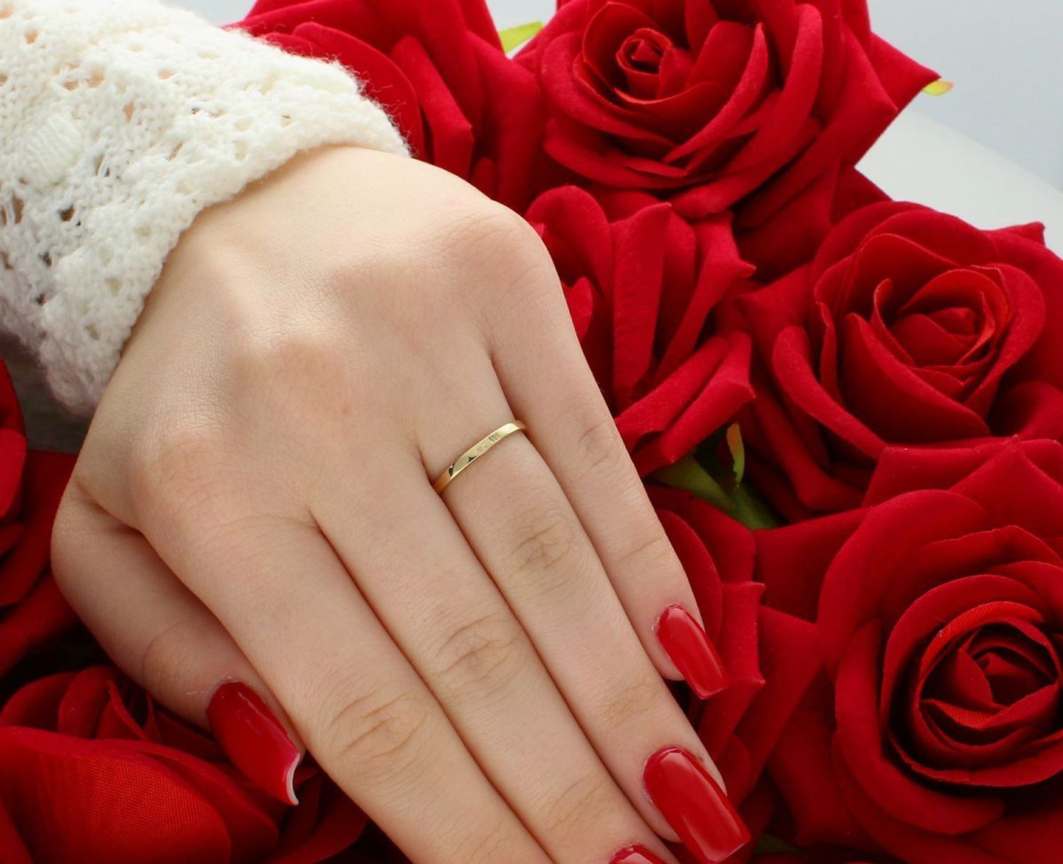 Złoty pierścionek damski próba 585 z prostokątną cyrkonią. Waga 1,98 g, szerokość ozdoby 1,0 cm x 8 mm – klasyka w nowoczesnym wydaniu.1.jpg