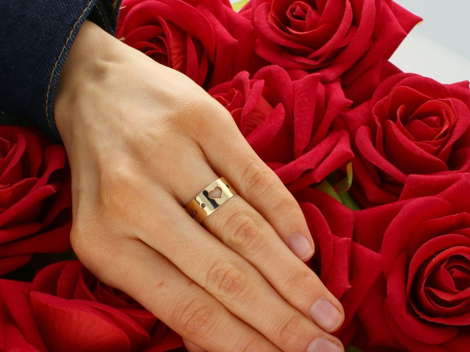 Złoty pierścionek damski 585 o wadze 1,91 g, model DIA-PRS-6055-585. Stylowa obrączka z wyciętym sercem i kółeczkami. Idealny prezent pełen klasy.1.jpg