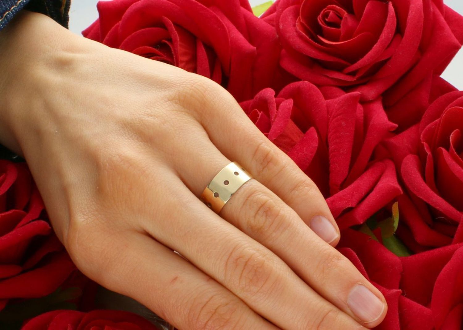 Złoty pierścionek damski 585 o wadze 1,91 g, model DIA-PRS-6055-585. Stylowa obrączka z wyciętym sercem i kółeczkami. Idealny prezent pełen klasy.1.jpg