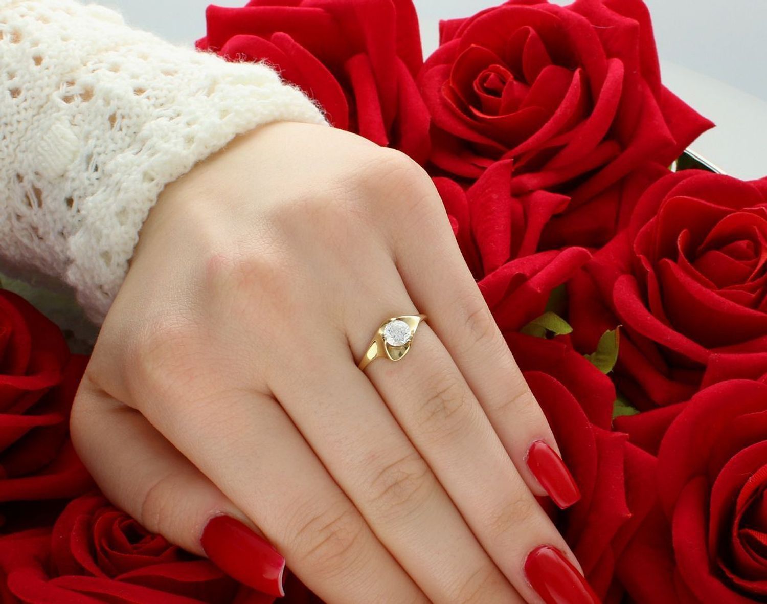 Złoty pierścionek damski próby 585 ozdobiony cyrkonią. Waga 2,12 g, rozmiar 7 mm x 1 cm – elegancka biżuteria z subtelnym designem. Idealny na prezent.1.jpg